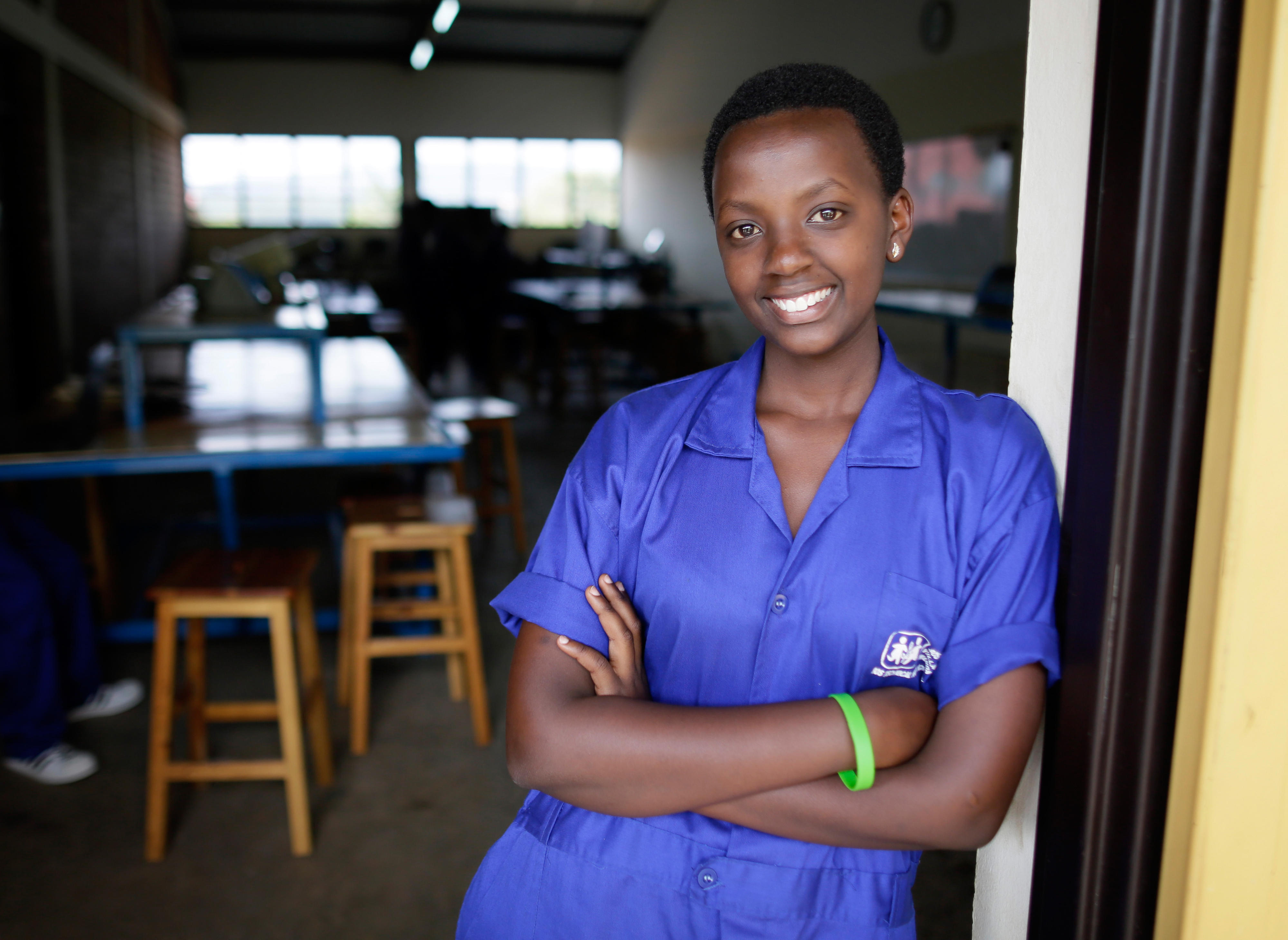 Eine junge Frau die eine Ausbildung an der SOS Berufsschule in Kigali, Ruanda, macht.