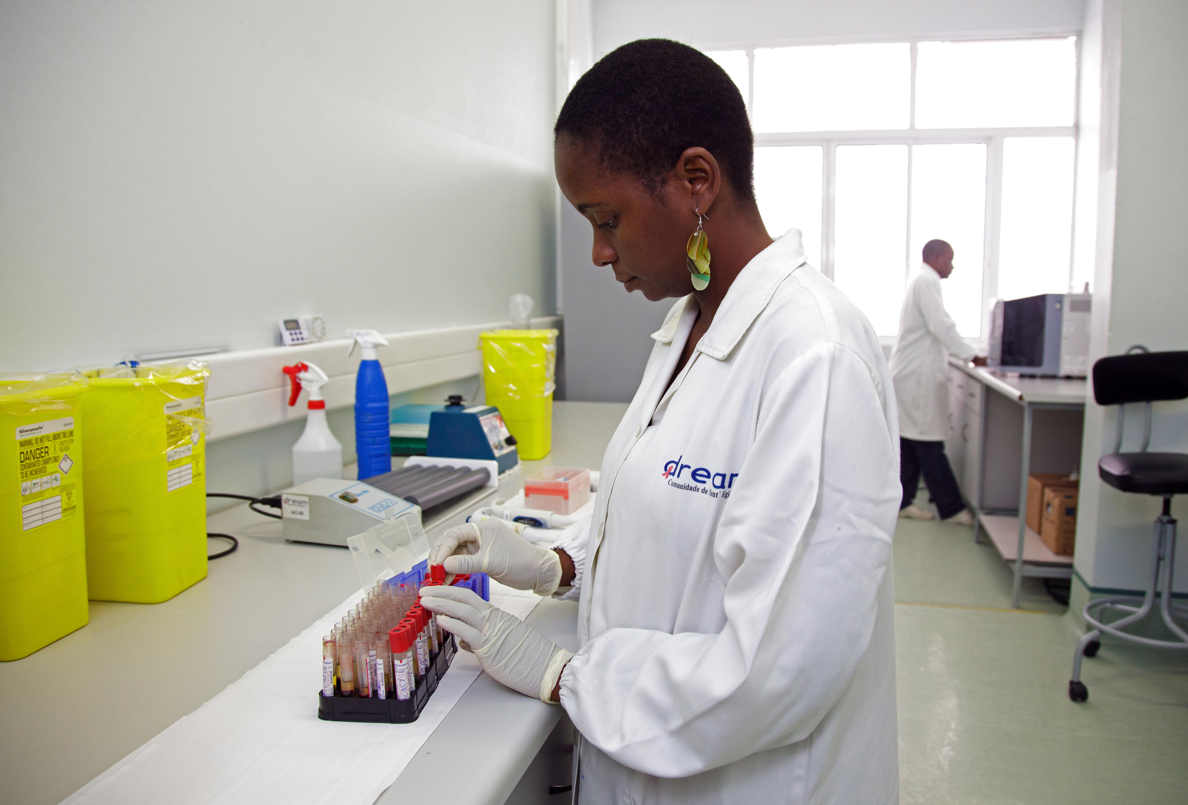 In Maputo, der Hauptstadt von Mosambik, untersucht eine Mitarbeiterin des Labors der Deutschen AIDS-Stiftung Blutproben.