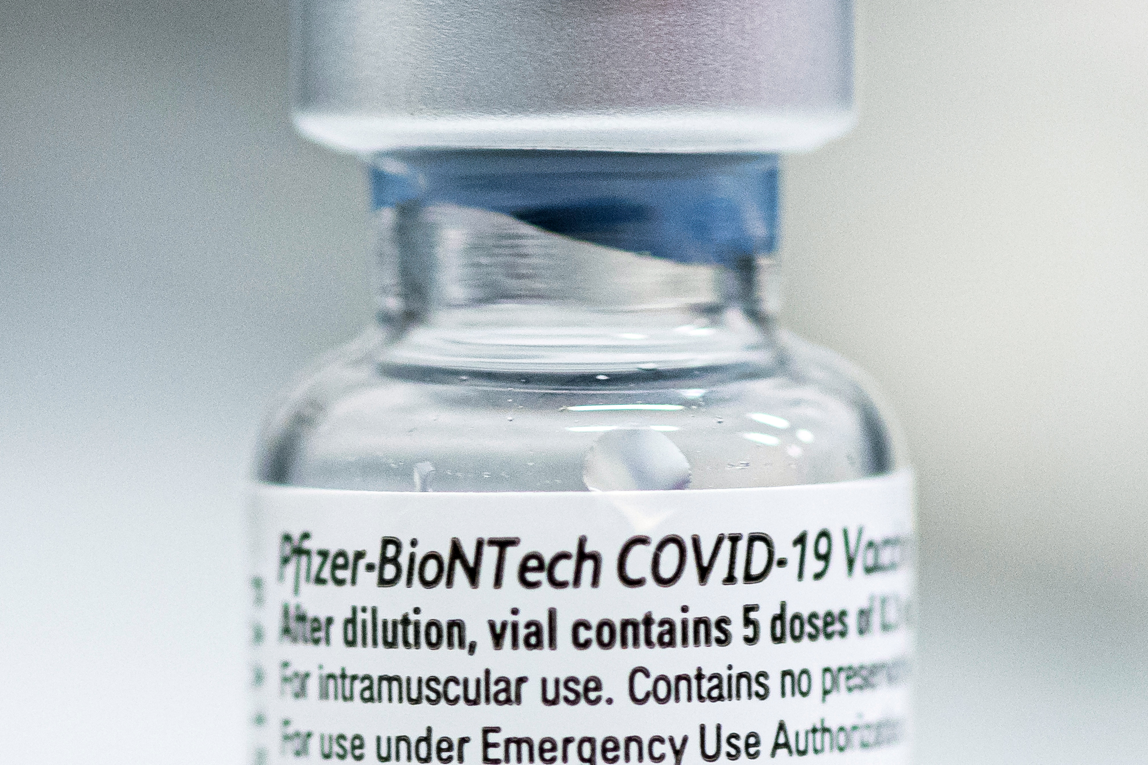 Symbolbild: eine Ampulle mit Covid-19-Impfstoff der Firmen Biontech und Pfizer