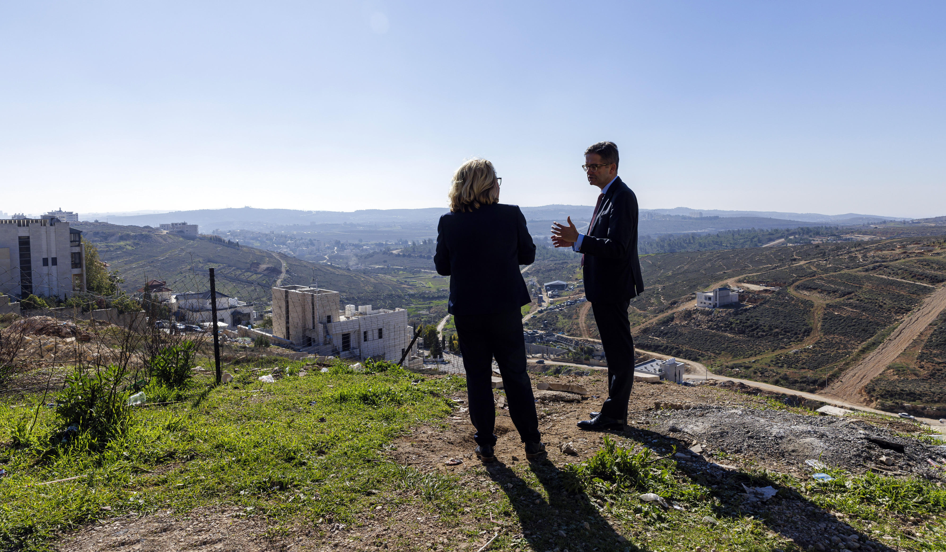 Entwicklungsministerin Svenja Schulze und Oliver Owcza, Leiter des Vertretungsbüros der Bundesrepublik Deutschland in Ramallah, in der Nähe von Ramallah