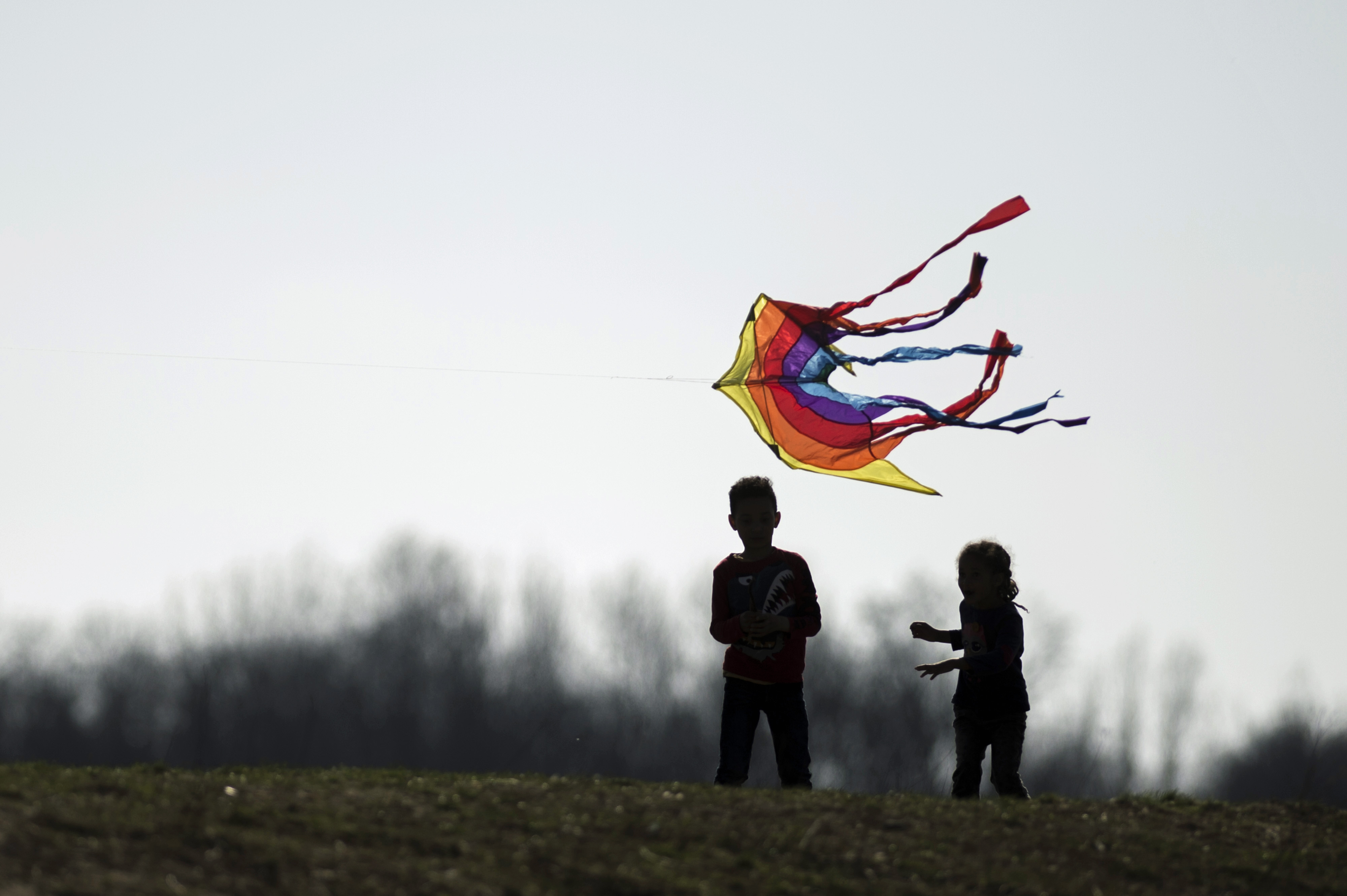 Kinder lassen einen Drachen steigen (Symbolbild)