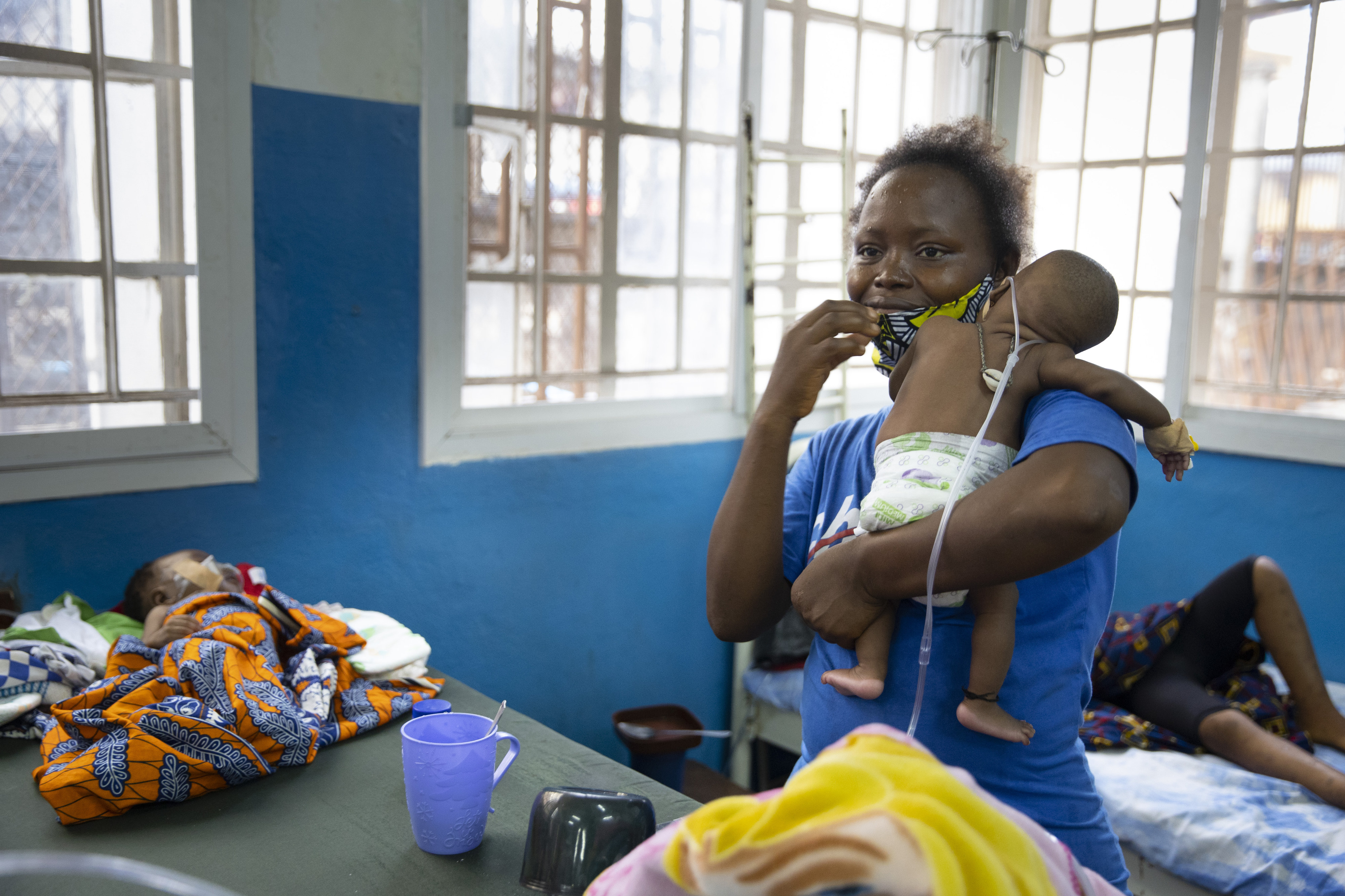 Mutter mit Baby im Princess Christian Hospital in Freetown, Sierra Leone