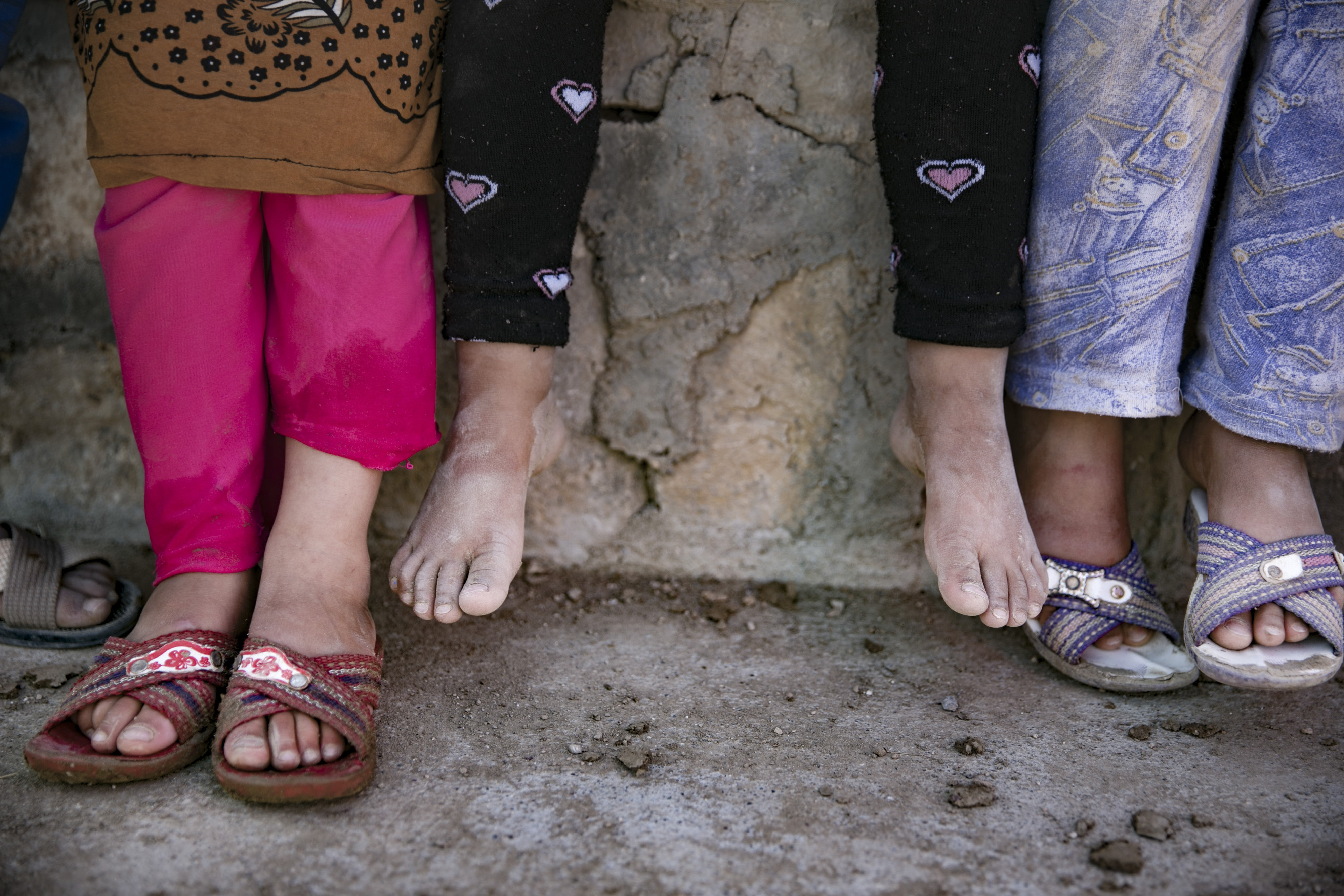 Füße von mehreren Mädchen im Flüchtlingscamp Kabarto 2 in Dohuk (Autonome Region Kurdistan, Irak)
