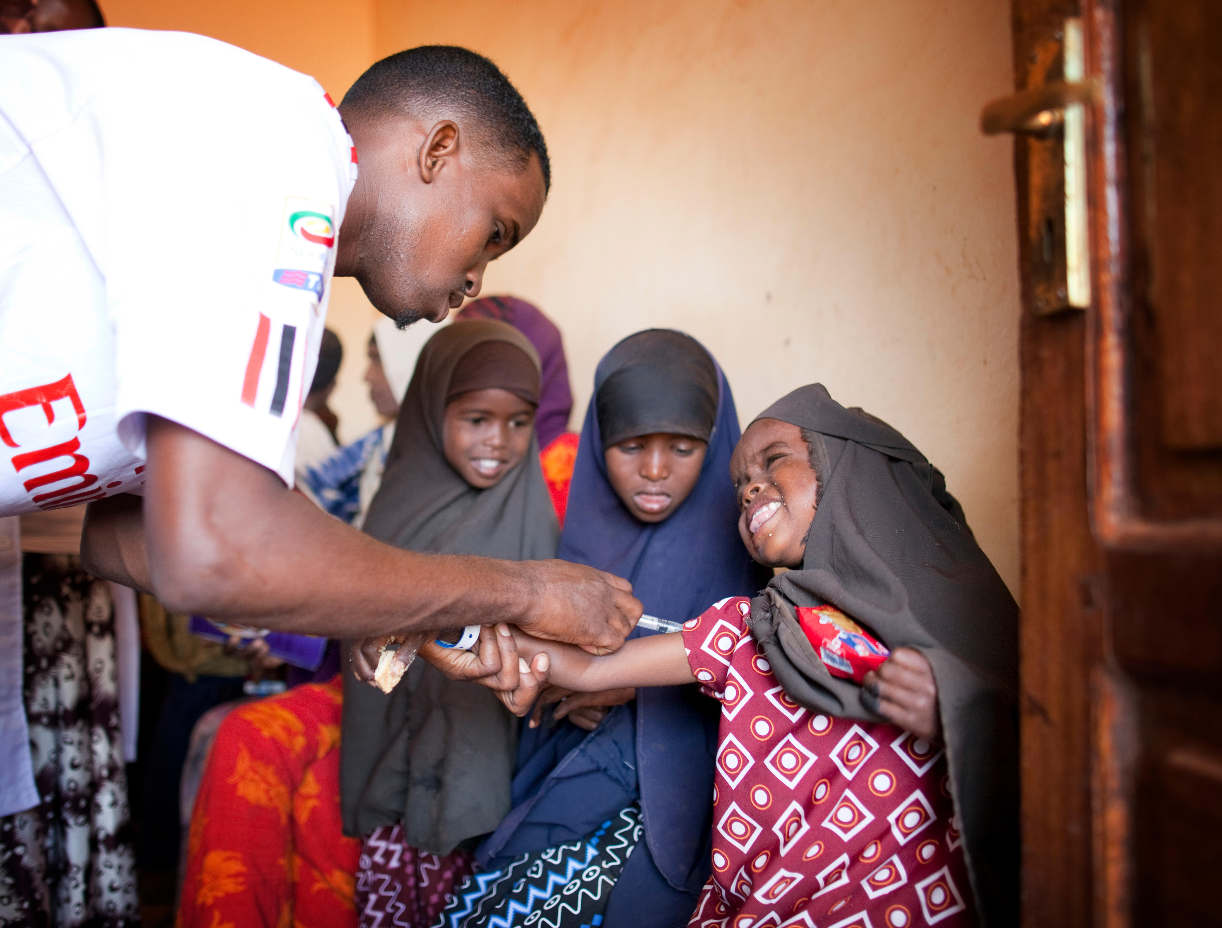 Im Flücht­lings­la­ger in Dadaab, Ke­nia, wer­den neu an­ge­kom­me­ne Kin­der ge­impft.