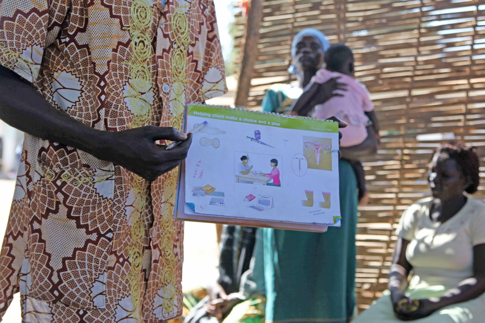 Ein Gesundheitshelfer in Juba, Südsudan, erklärt Methoden der Empfängnisverhütung.