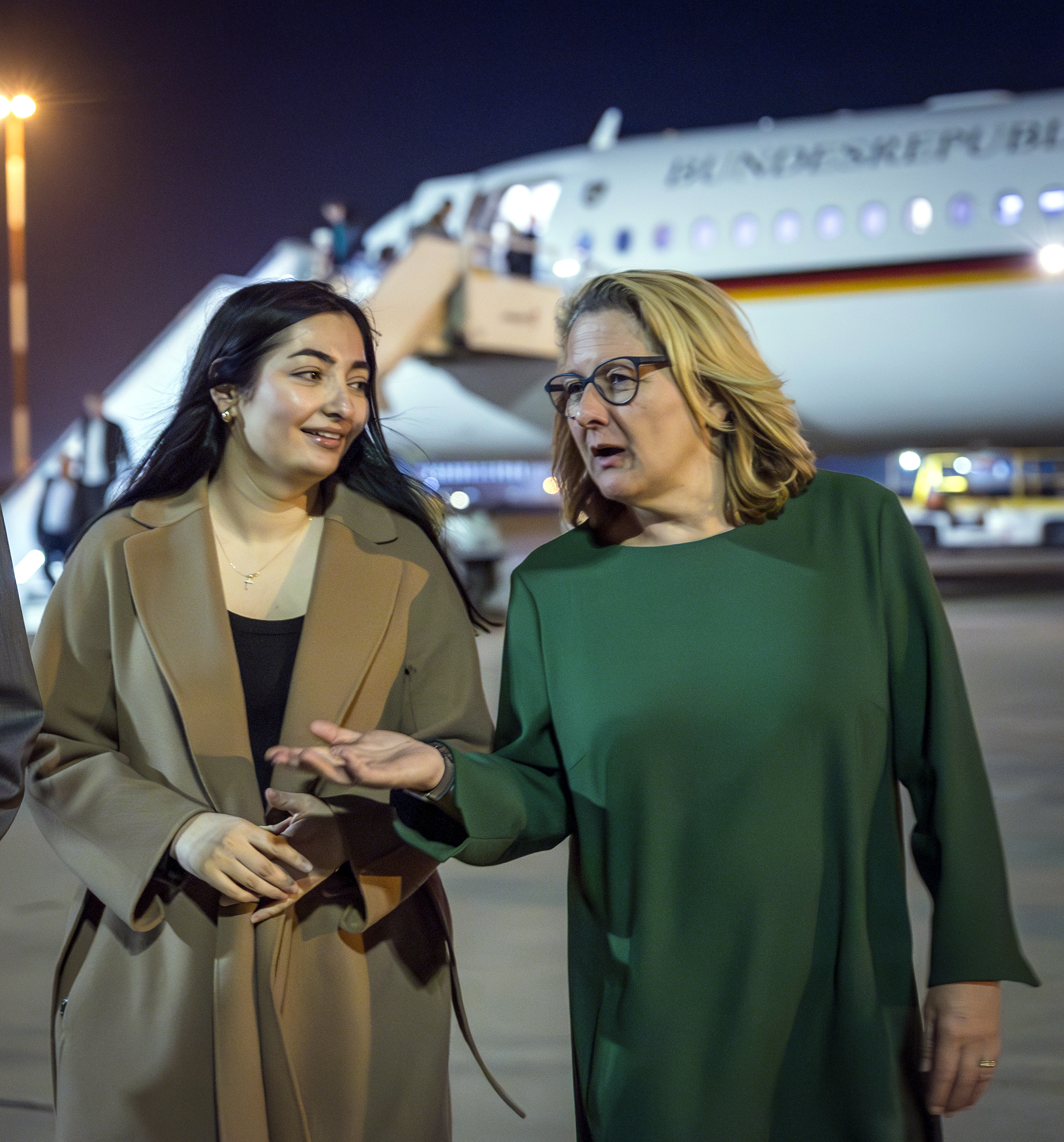Entwicklungsministerin Svenja Schulze und die Integrationsbeauftragte der Bundesregierung, Staatsministerin Reem Alabali-Radovan, bei ihrer Ankunft in Marokko