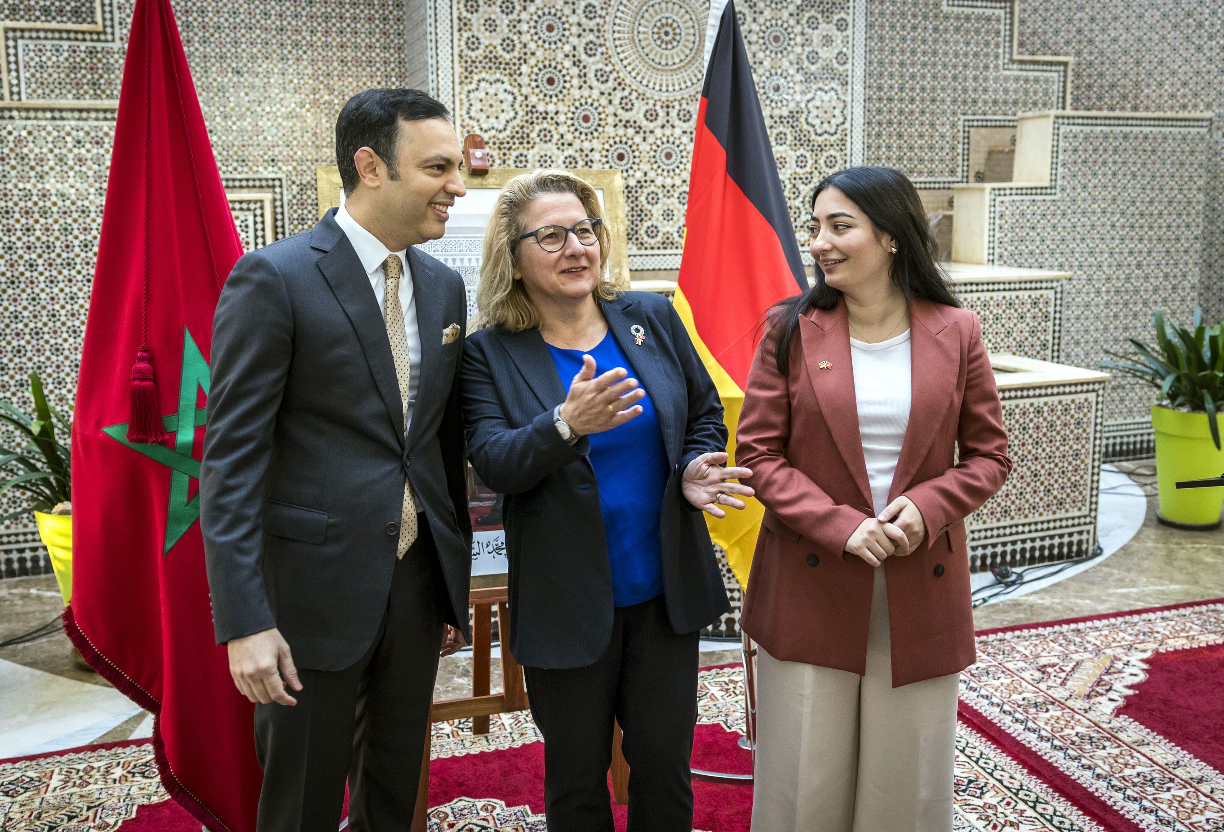 Entwicklungsministerin Svenja Schulze und die Integrationsbeauftragte der Bundesregierung, Staatsministerin Reem Alabali-Radovan, bei ihrem Treffen mit dem marokkanischen Arbeitsminister Younes Sekkouri am 25. Januar 2024 in Rabat