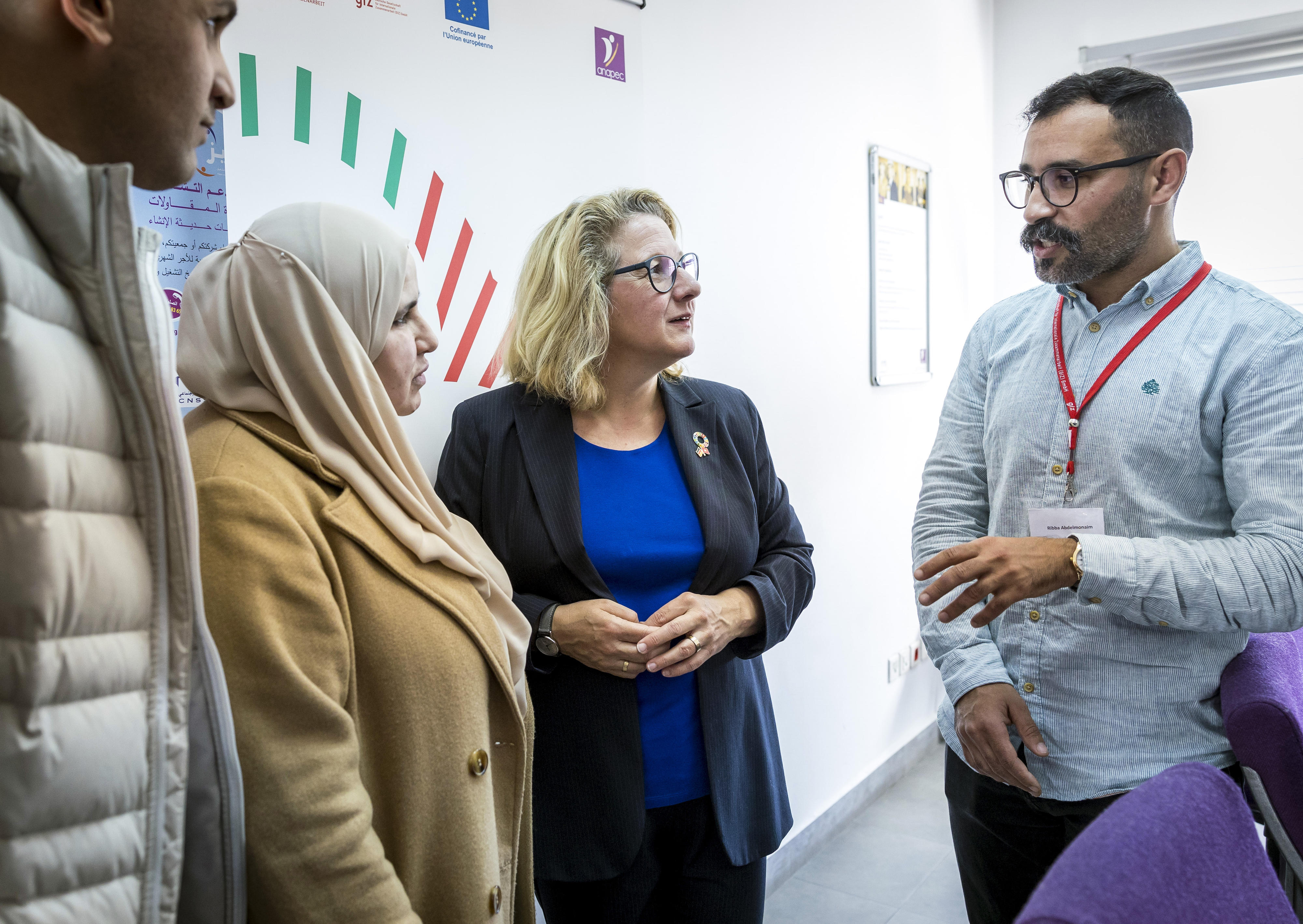 Besuch des Zentrums für Migration und Entwicklung in Rabat: Ministerin Svenja Schulze im Gespräch mit Teilnehmerinnen und Teilnehmern eines Förderprogramms, die daran interessiert sind, als Fachkräfte in Deutschland zu arbeiten.