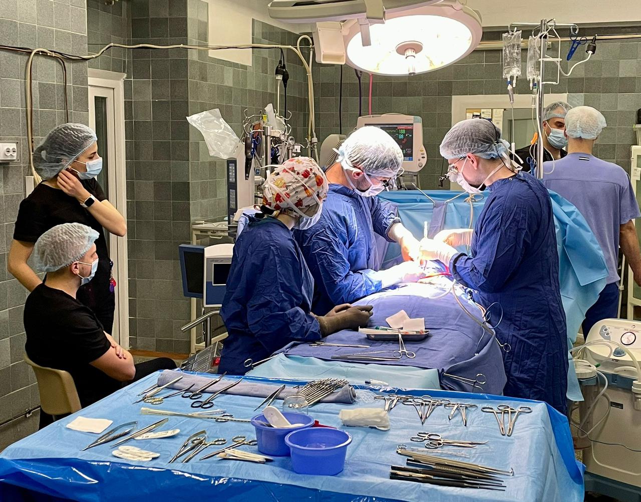Kardiochirurg Oleksandr Yachnik wendet moderne chirurgische Praktiken in der Kinderkardiologie an, die er und sein Team in Rahmen einer deutsch-ukrainischen Klinikpartnerschaft erlernt haben.