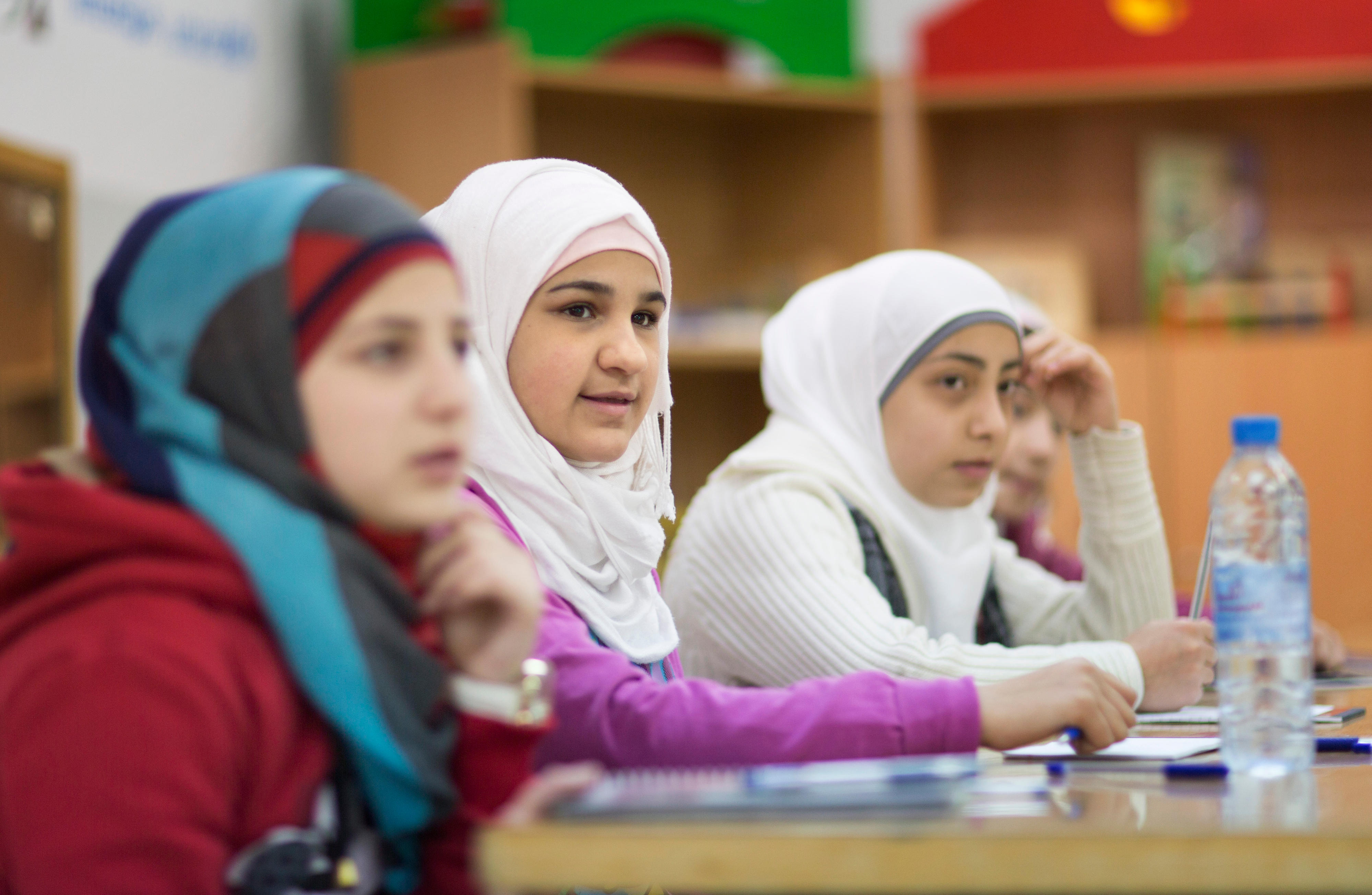 Schul­un­ter­richt für Mäd­chen in ei­ner Kin­der- und Fa­mi­li­en­schutz­zo­ne für sy­ri­sche Flücht­lin­ge in Hashe­mi al-Shi­ma­li in Jor­da­ni­en
