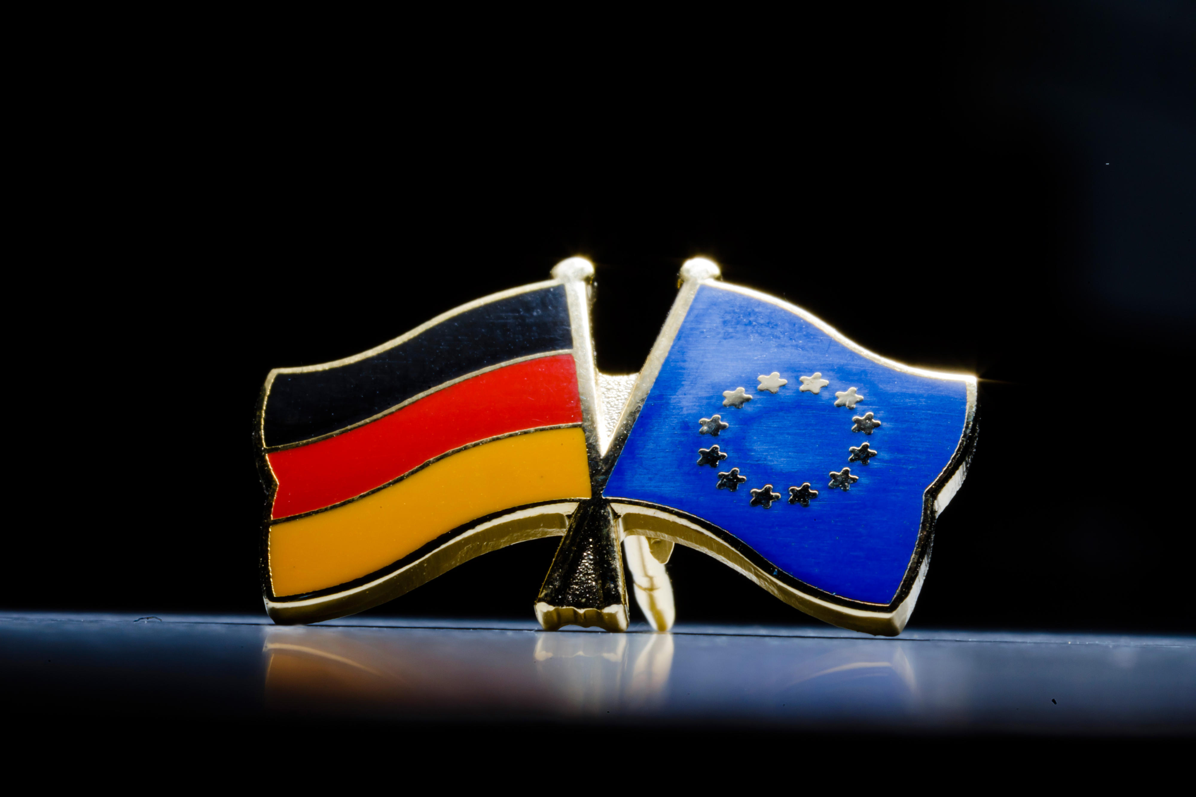 Pin mit den Flaggen von Deutschland und der Europäischen Union