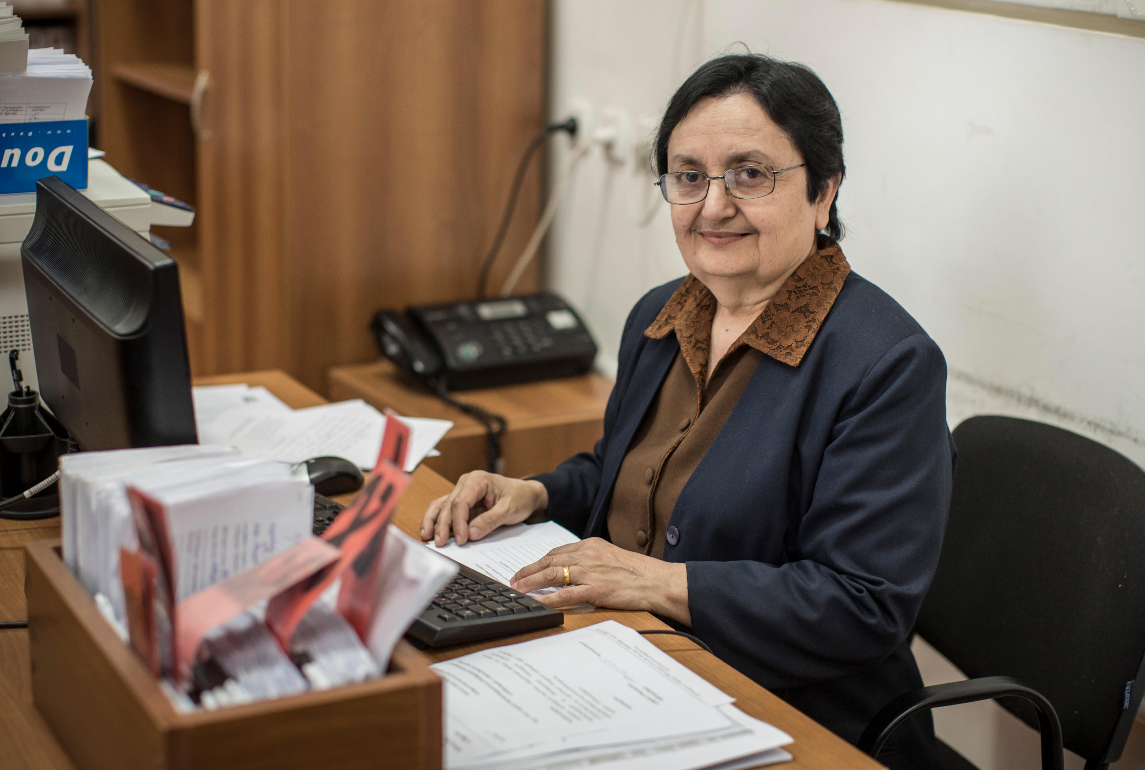 Mitarbeiterin eines Bürgerbüros in der Gemeinde Telavi in Georgien