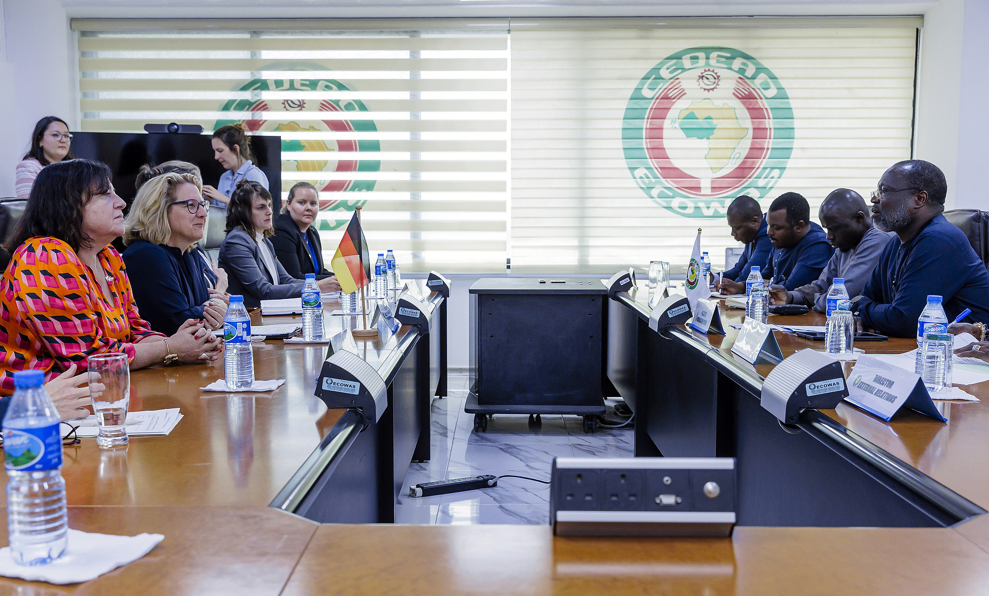 Entwicklungsministerin Svenja Schulze und die Parlamentarische Staatssekretärin Dr. Bärbel Kofler bei ihrem Treffen mit Dr. Omar Touray, dem Präsidenten der ECOWAS-Kommission