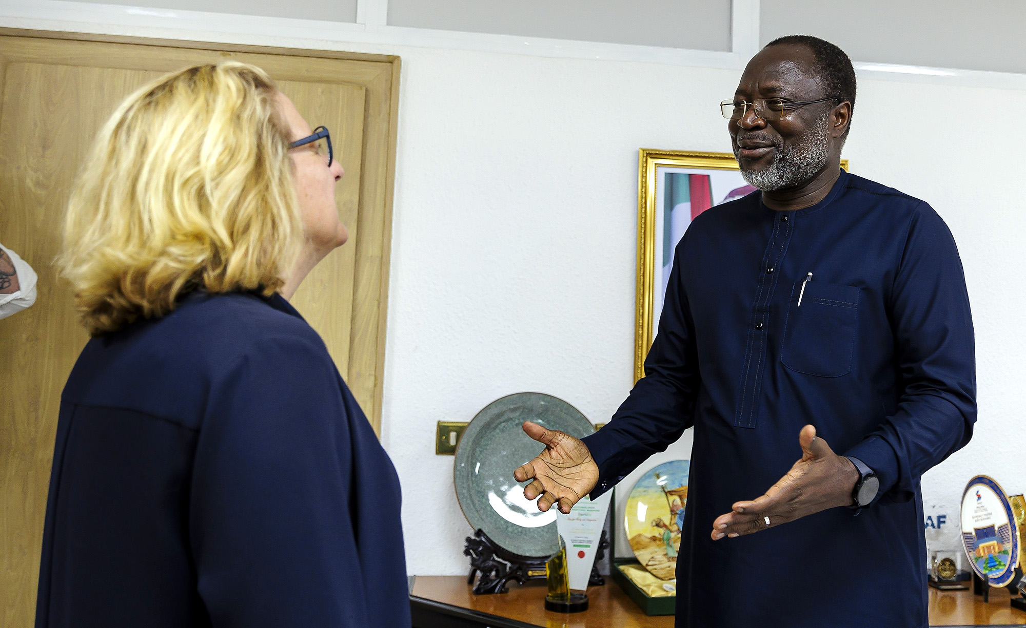 Entwicklungsministerin Svenja Schulze im Gespräch mit Dr. Omar Touray, dem Präsidenten der ECOWAS-Kommission