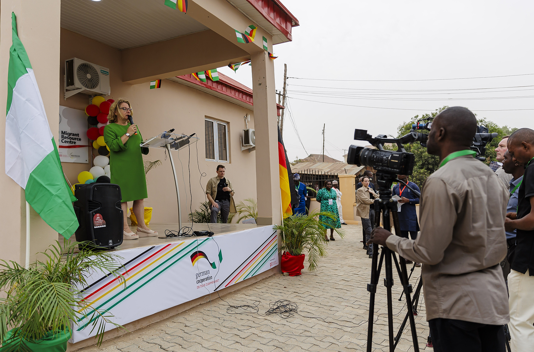 Ministerin Svenja Schulze bei der Eröffnungsrede für das Migrationsberatungszentrum in Nyanya, südöstlich der nigerianischen Hauptstadt Abuja. 