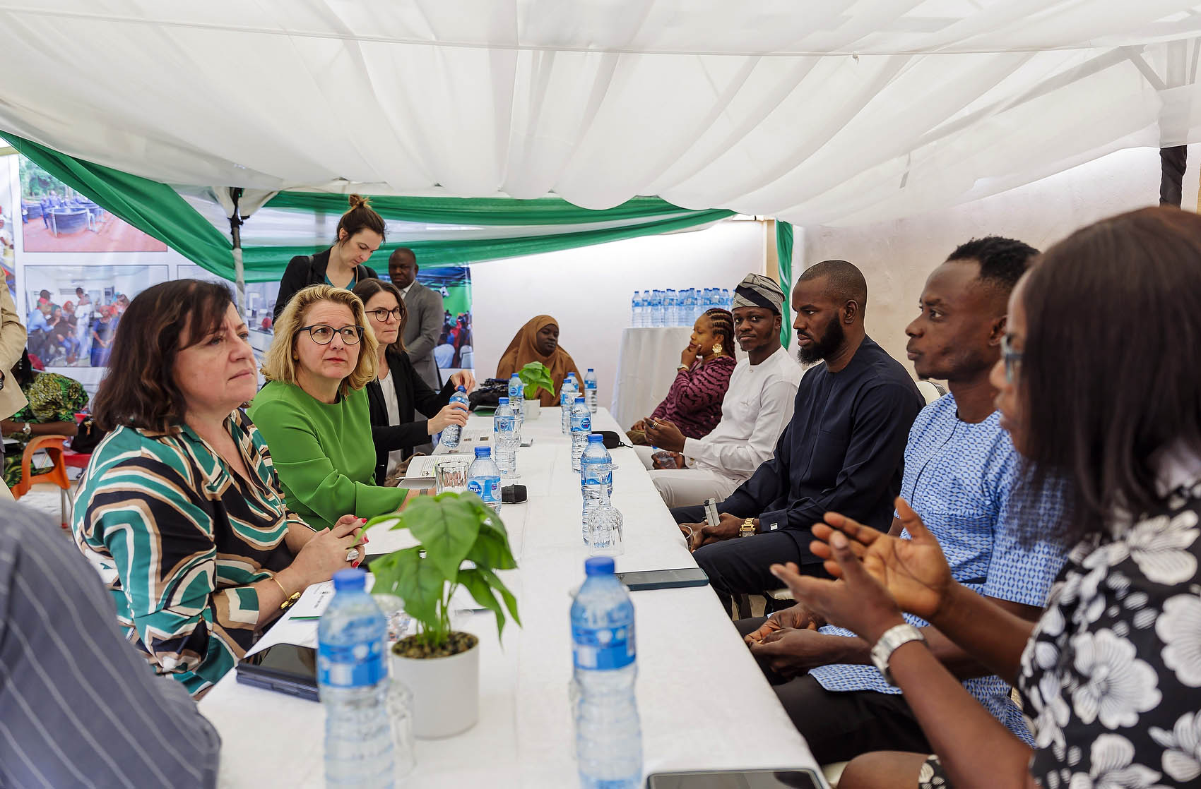 Entwicklungsministerin Svenja Schulze und die Parlamentarische Staatssekretärin Dr. Bärbel Kofler im Gespräch mit Besucherinnen und Besuchern des neueröffneten Migrationsberatungszentrums in Nyanya, Nigeria