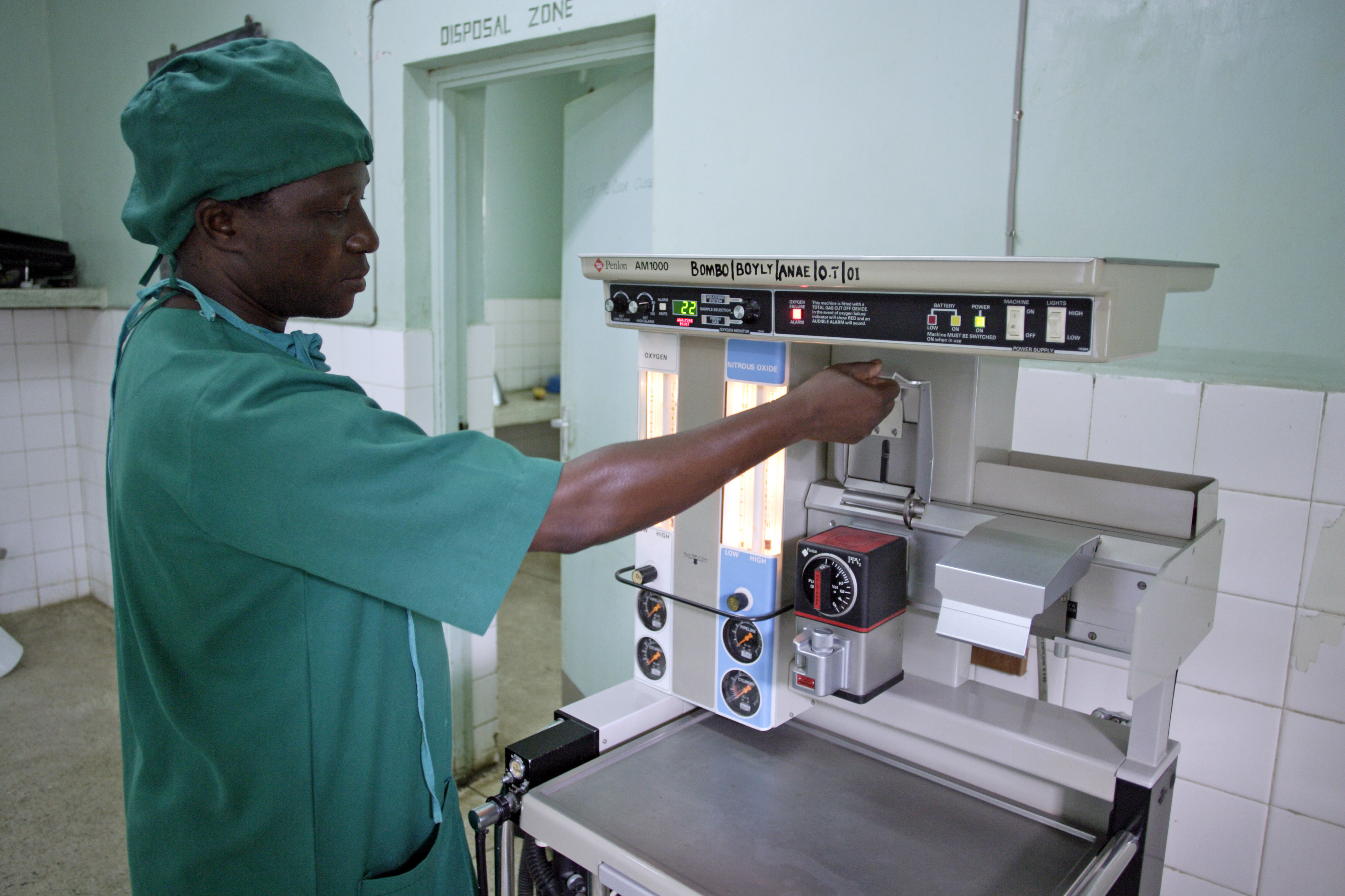Ein Anästhesist bei der Überprufung eines medizinschen Gerätes in einem Regionalkrankenhaus in Tansania