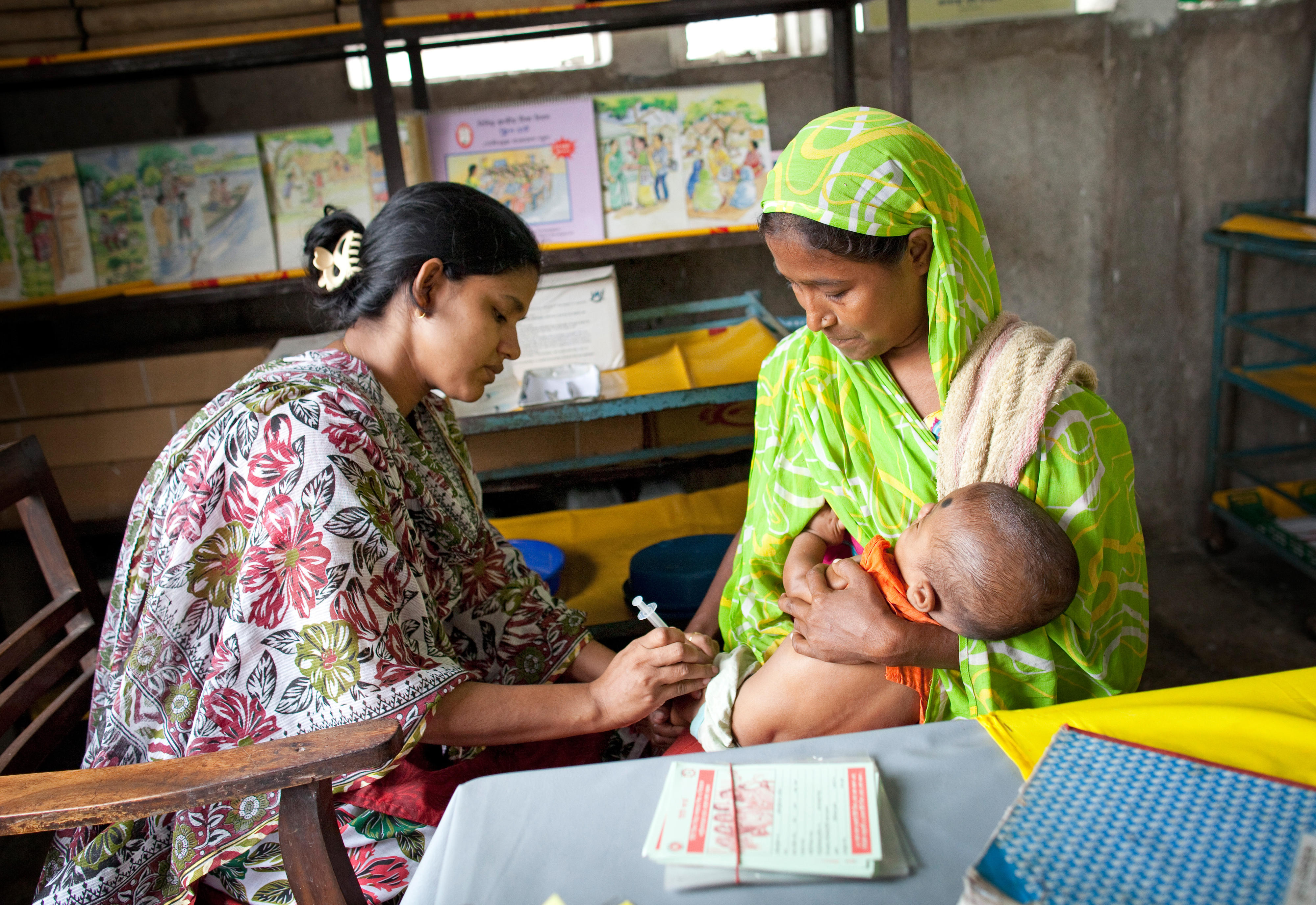 Impfung eines Kleinkindes in Bangladesch