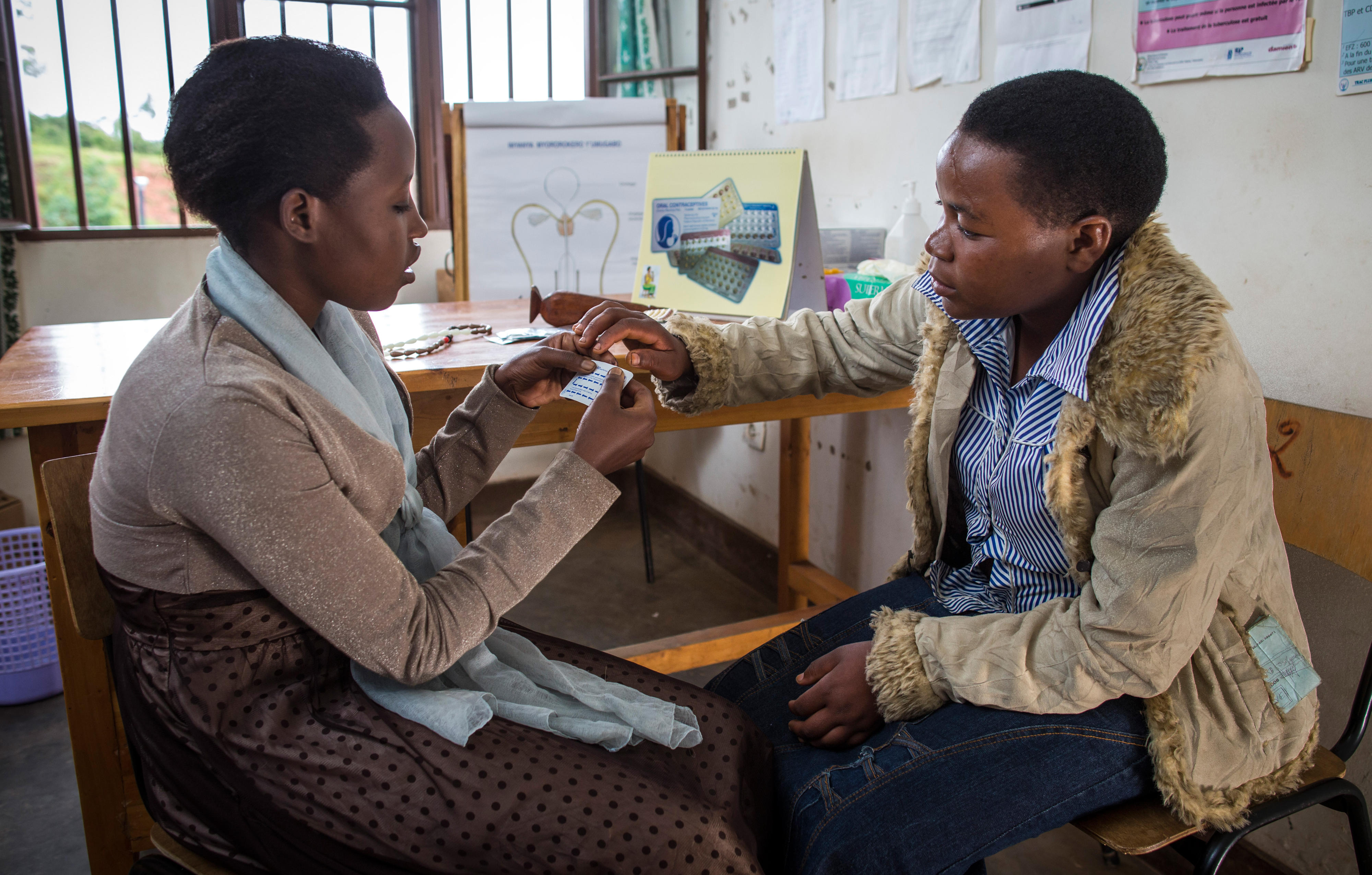 Zwei Mädchen in Ruanda diskutieren über verschiedene Verhütungsmethoden.