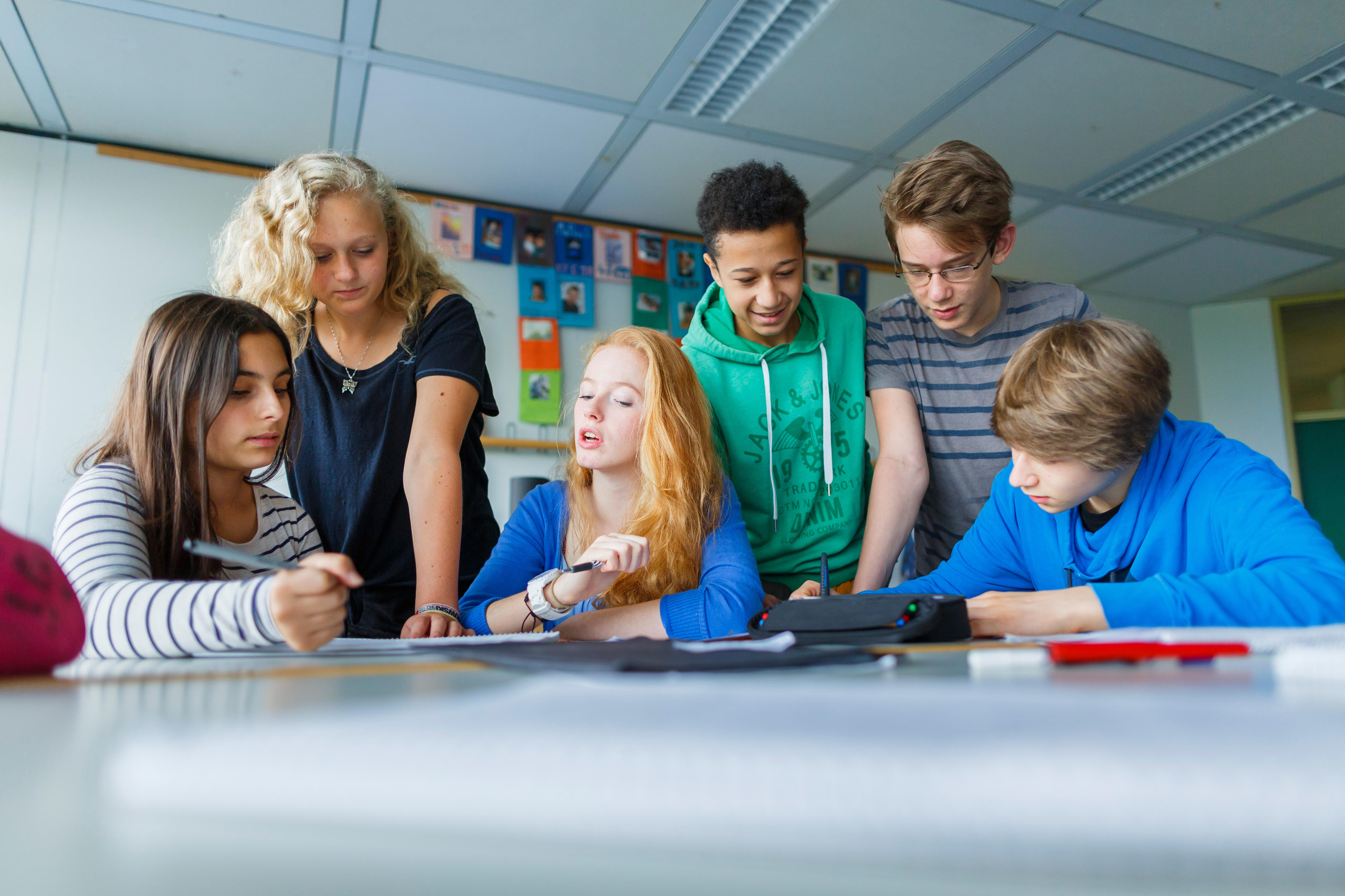 Schülerinnen und Schüler in Göttingen bei einer Gruppenarbeit