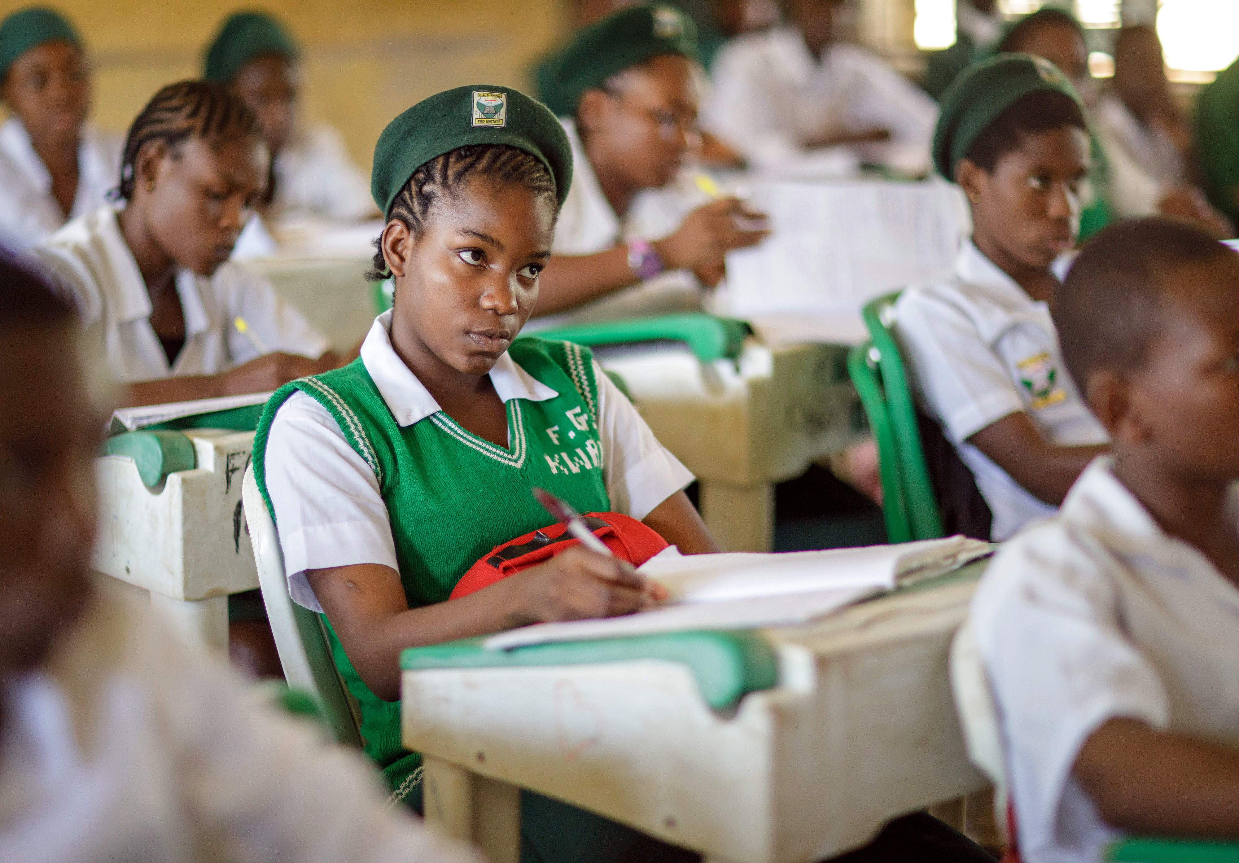 Schülerinnen und Schüler während des Unterrichts in einer öffentlichen Schule in Nigeria