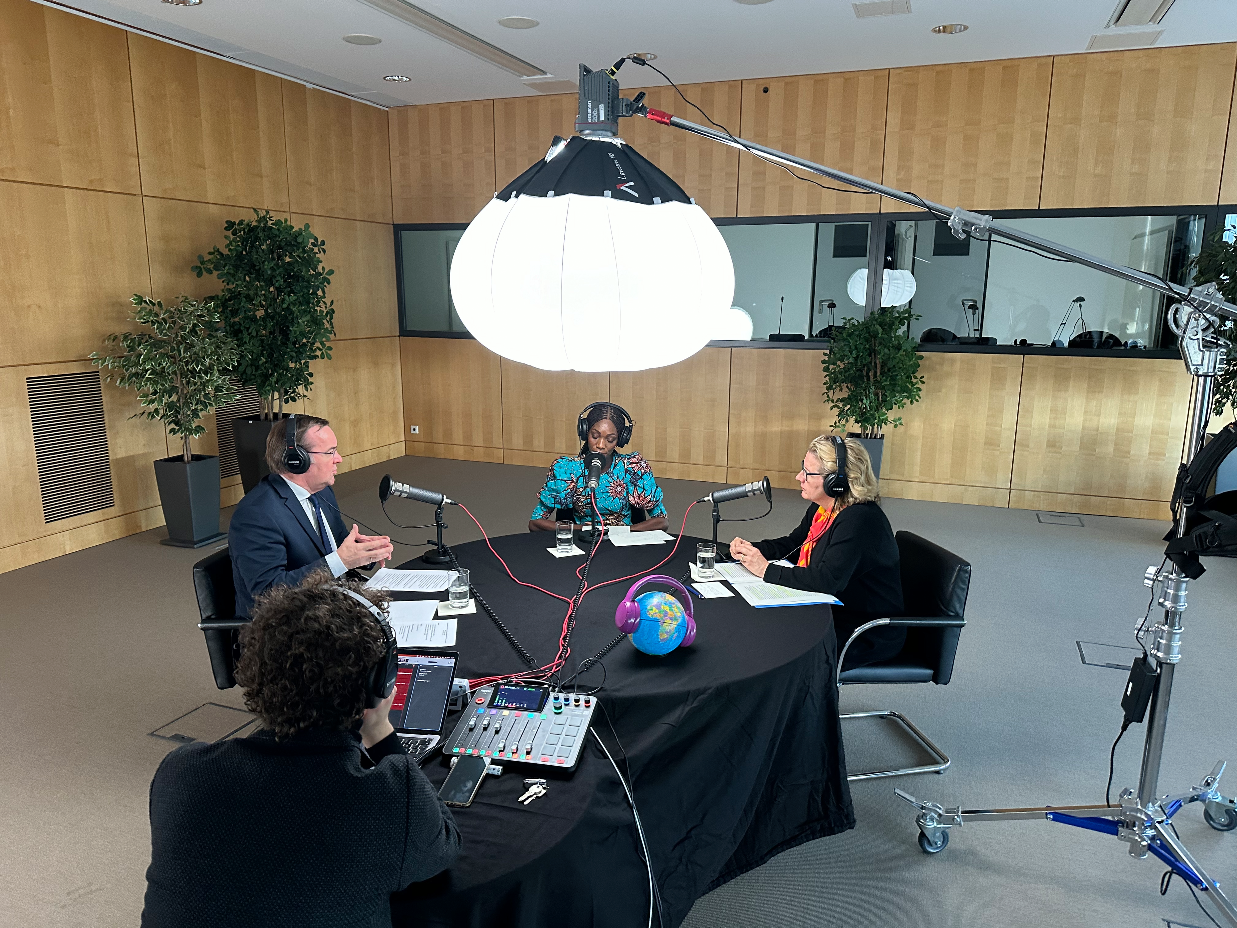 Verteidigungsminister Boris Pistorius, Moderatorin Liz Shoo und Bundesentwicklungsministerin Svenja Schulze bei der Aufnahme des BMZ-Podcasts "Entwicklungssache"