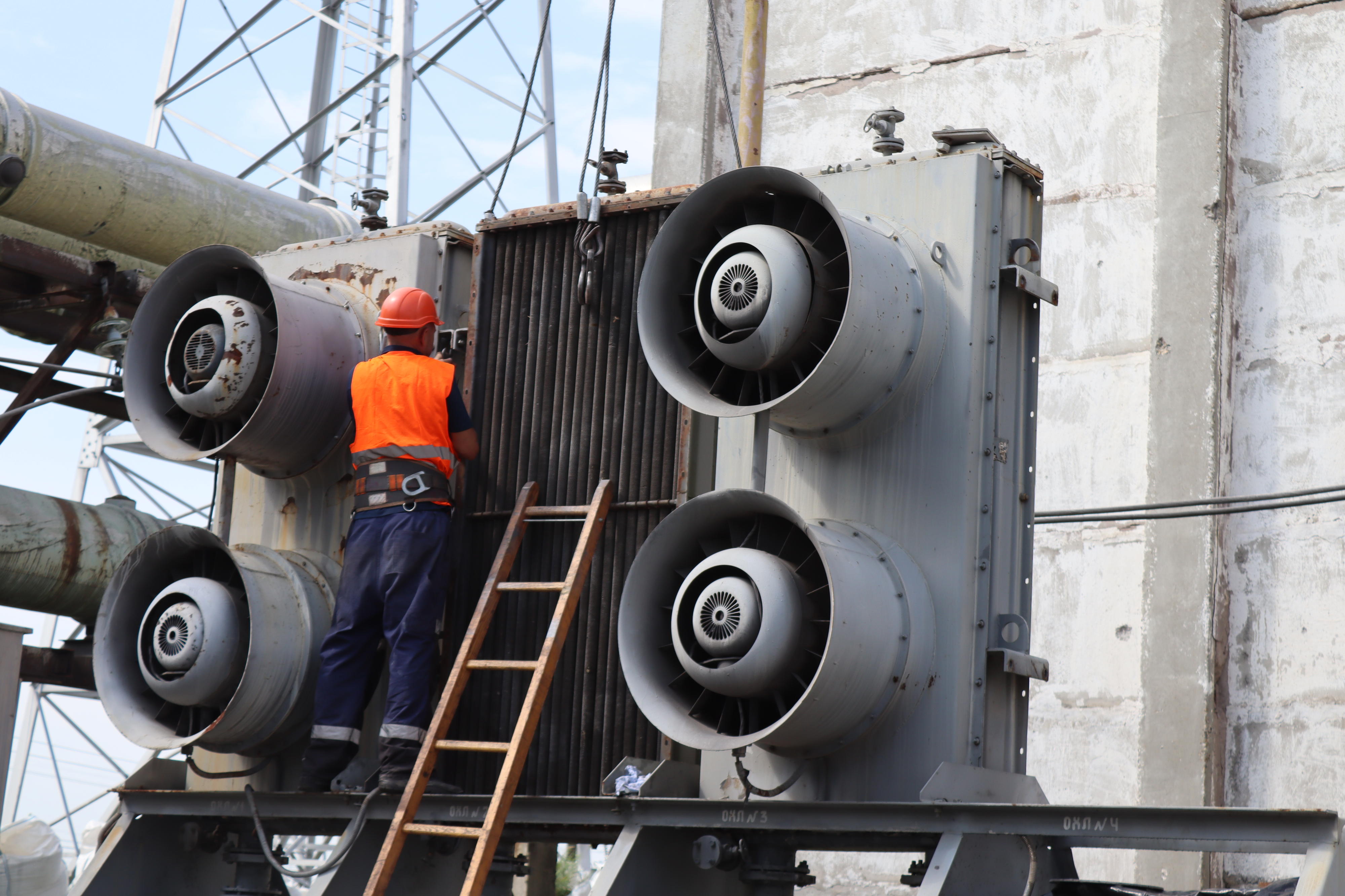 Ein Ingenieur des ukrainischen Übertragungsnetzbetreibers Ukrenergo wartet eine Transformator-Kühlung an einem Umspannwerk in der Ukraine.