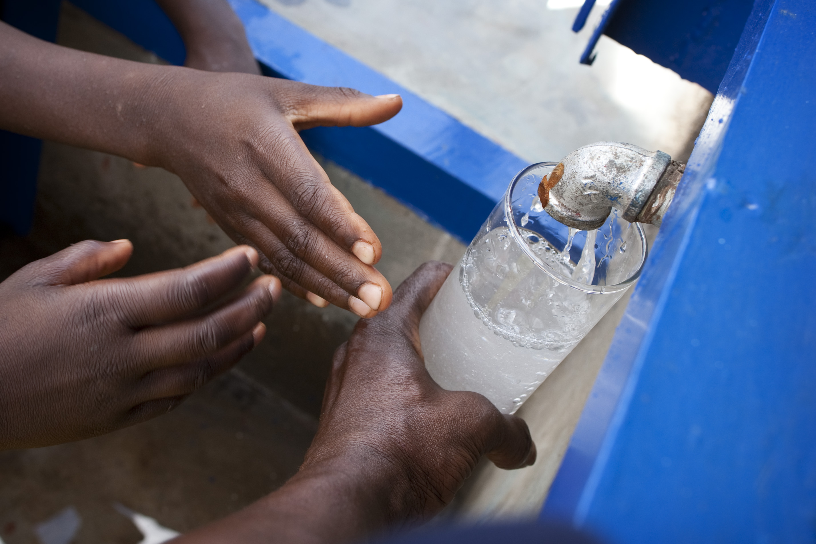 Ausgabe von sauberem Trinkwasser an einem Wasserkiosk in Livingstone, Sambia