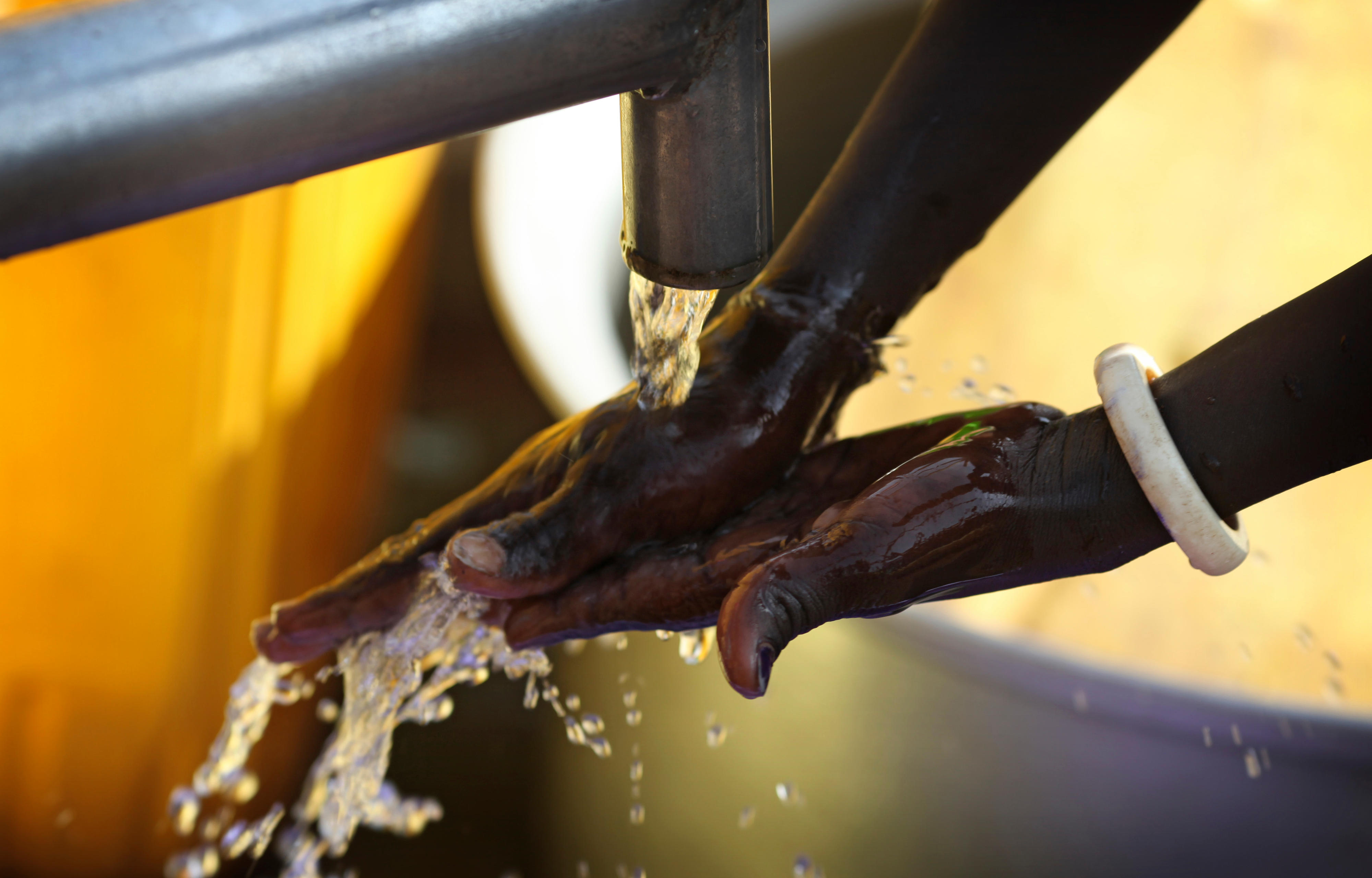 Eine Person wäscht sich die Hände an einem Brunnen in Yei, Südsudan.