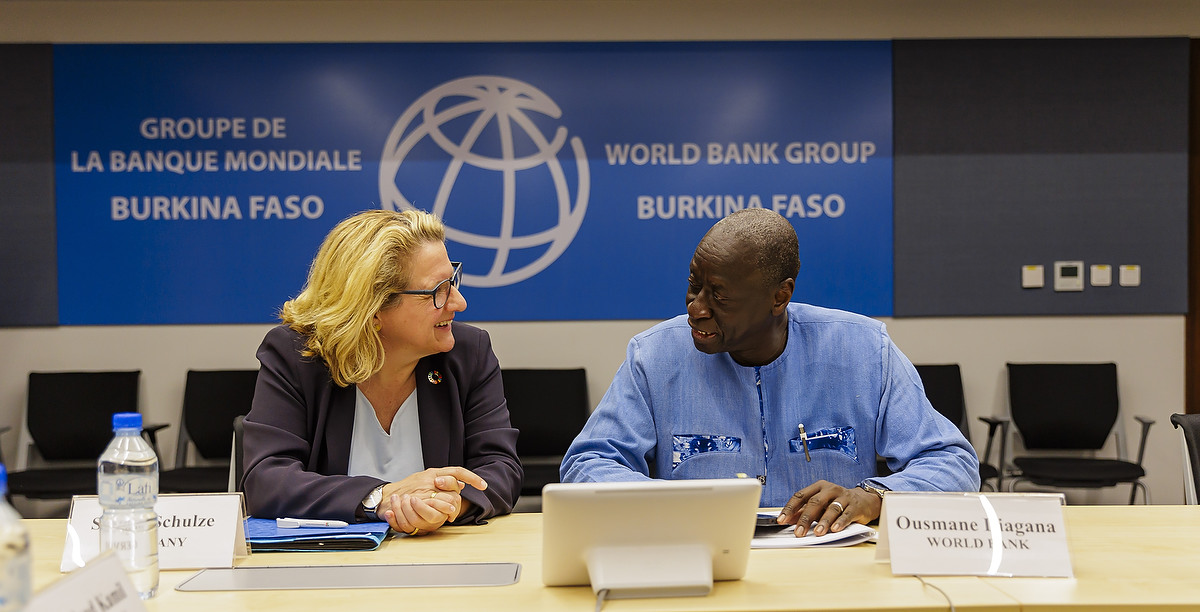 Bundesministerin Svenja Schulze und Ousmane Diagana, Vizepräsident der Weltbank nach ihrer Ankunft in Burkina Faso