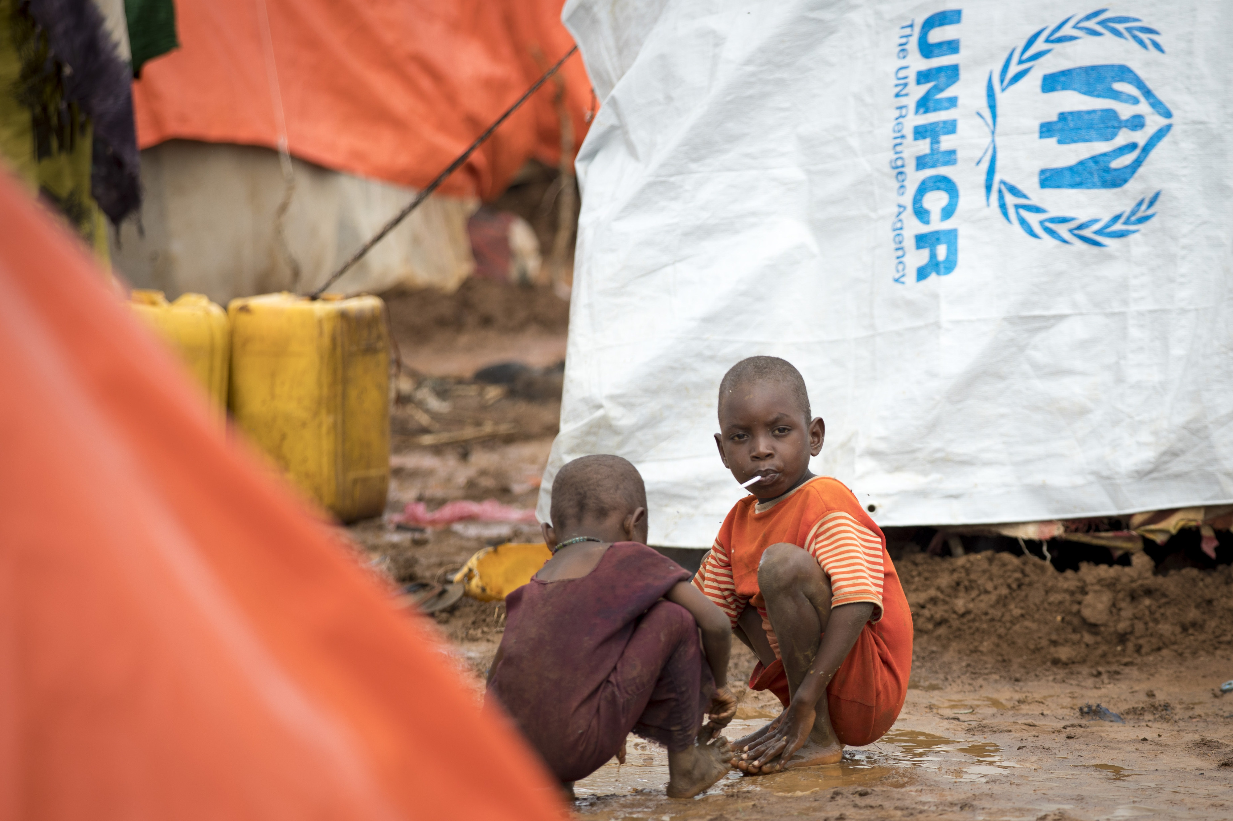 Zwei Kinder spielen im Flüchtlingslager Hilac in Somalia.
