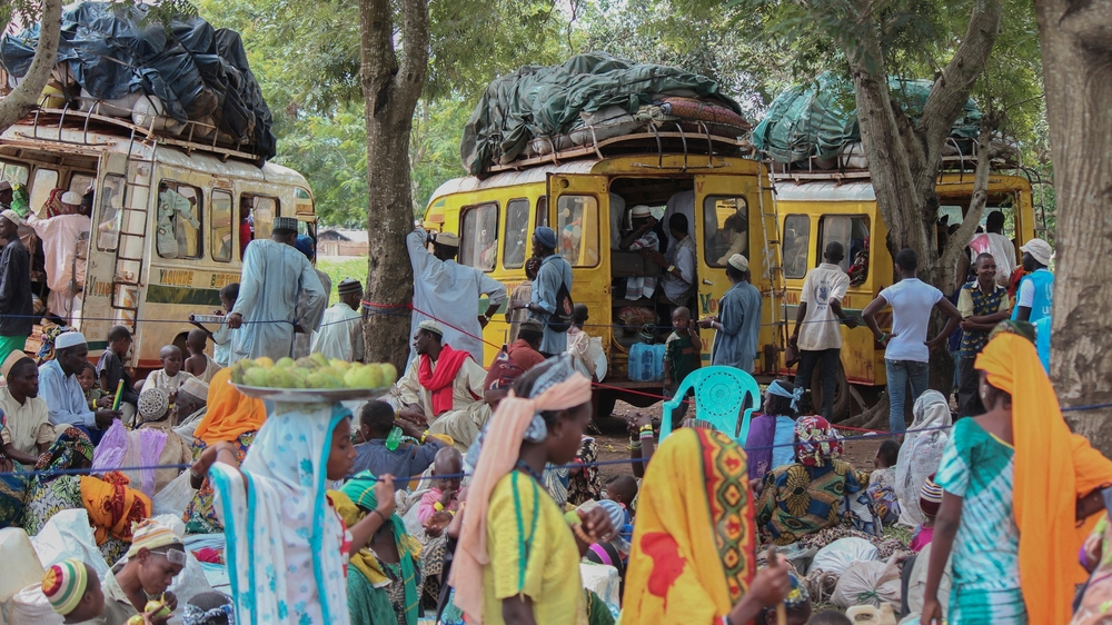 Mit Unterstützung des UN-Flücht¬lings¬hilfs¬werks UNHCR werden Men¬schen, die vor Kämp¬fen in der Zen-tral¬afri¬ka¬ni¬schen Re¬pu¬blik flie¬hen, zu La¬gern in Ka¬me¬run gefahren.
