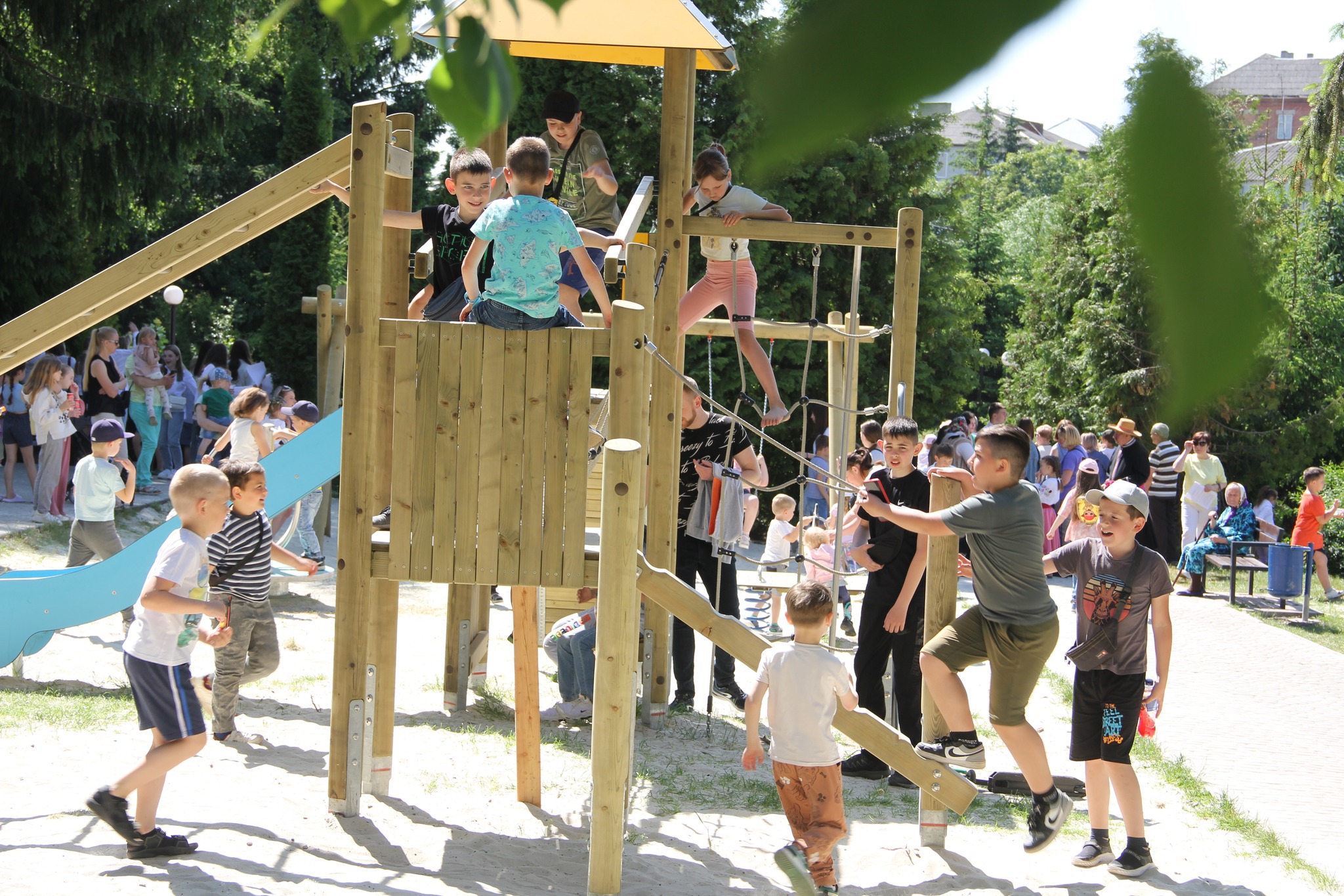 Thanks to the donation from the town of Hürth, a playground was built in the Ukrainian twin town of Peremyschljany.