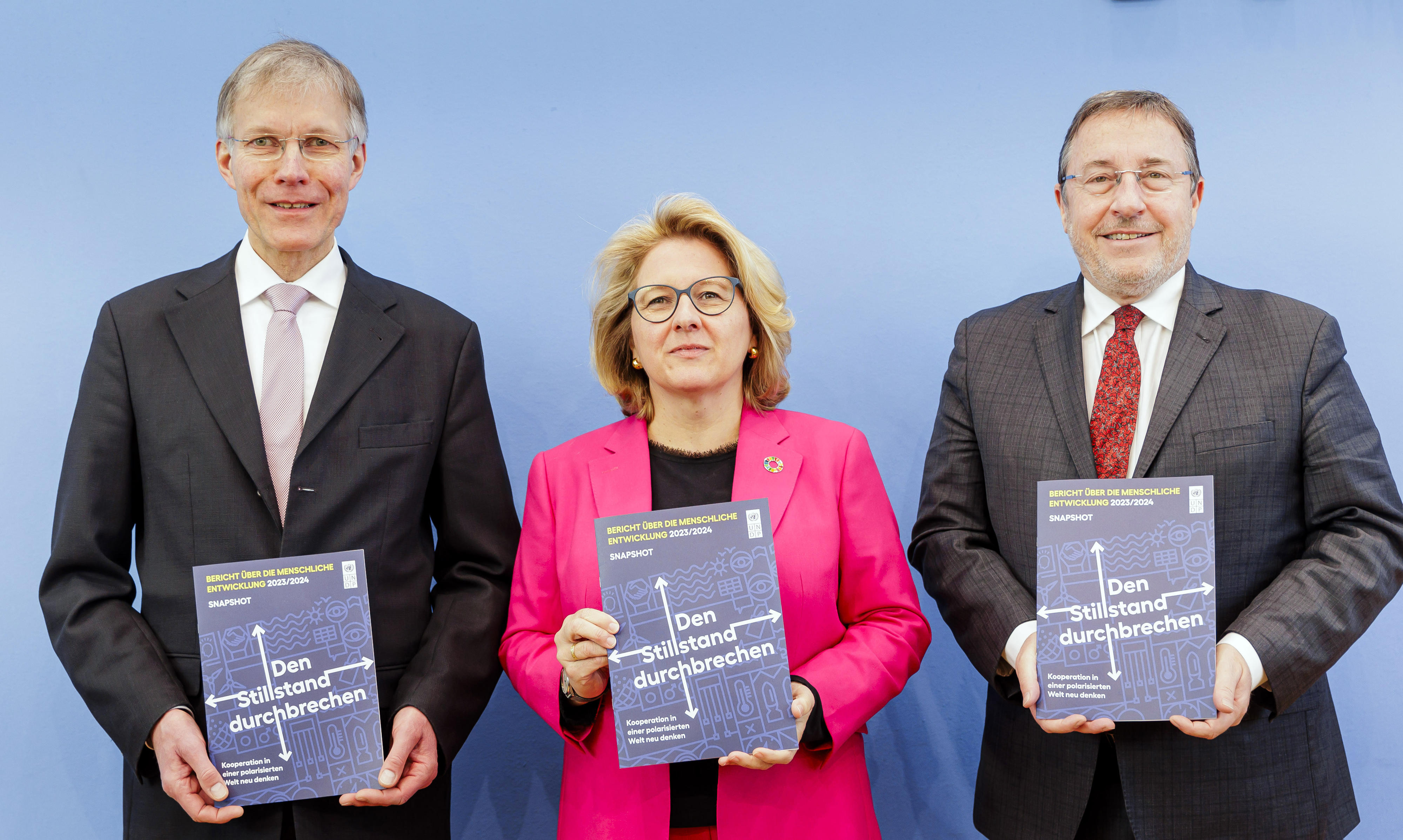 Dr. Ekkehard Griep, Vorsitzender der Deutschen Gesellschaft für die Vereinten Nationen e.V., Entwicklungsministerin Svenja Schulze und Achim Steiner, Leiter des Entwicklungsprogramms der Vereinten Nationen (UNDP), bei der Vorstellung des UN-Berichts über die menschliche Entwicklung 2023/24 in Berlin