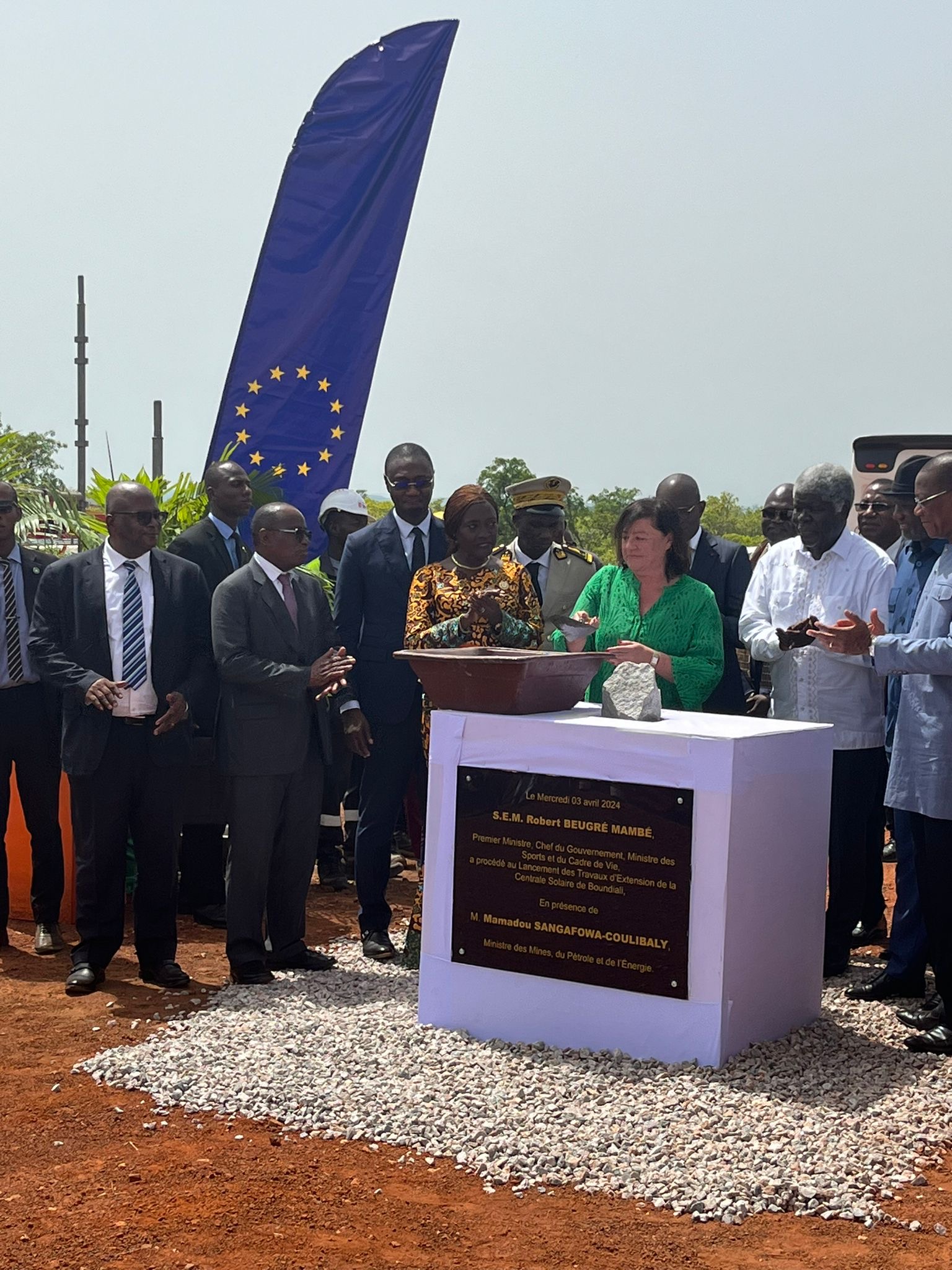 Die Parlamentarische Staatssekretärin Bärbel Kofler und der ivorische Premierminister Robert Beugré Mambé bei der Grundsteinlegung zur Erweiterung des Solarkraftwerks in Boundiali, im Norden der Côte d’Ivoire