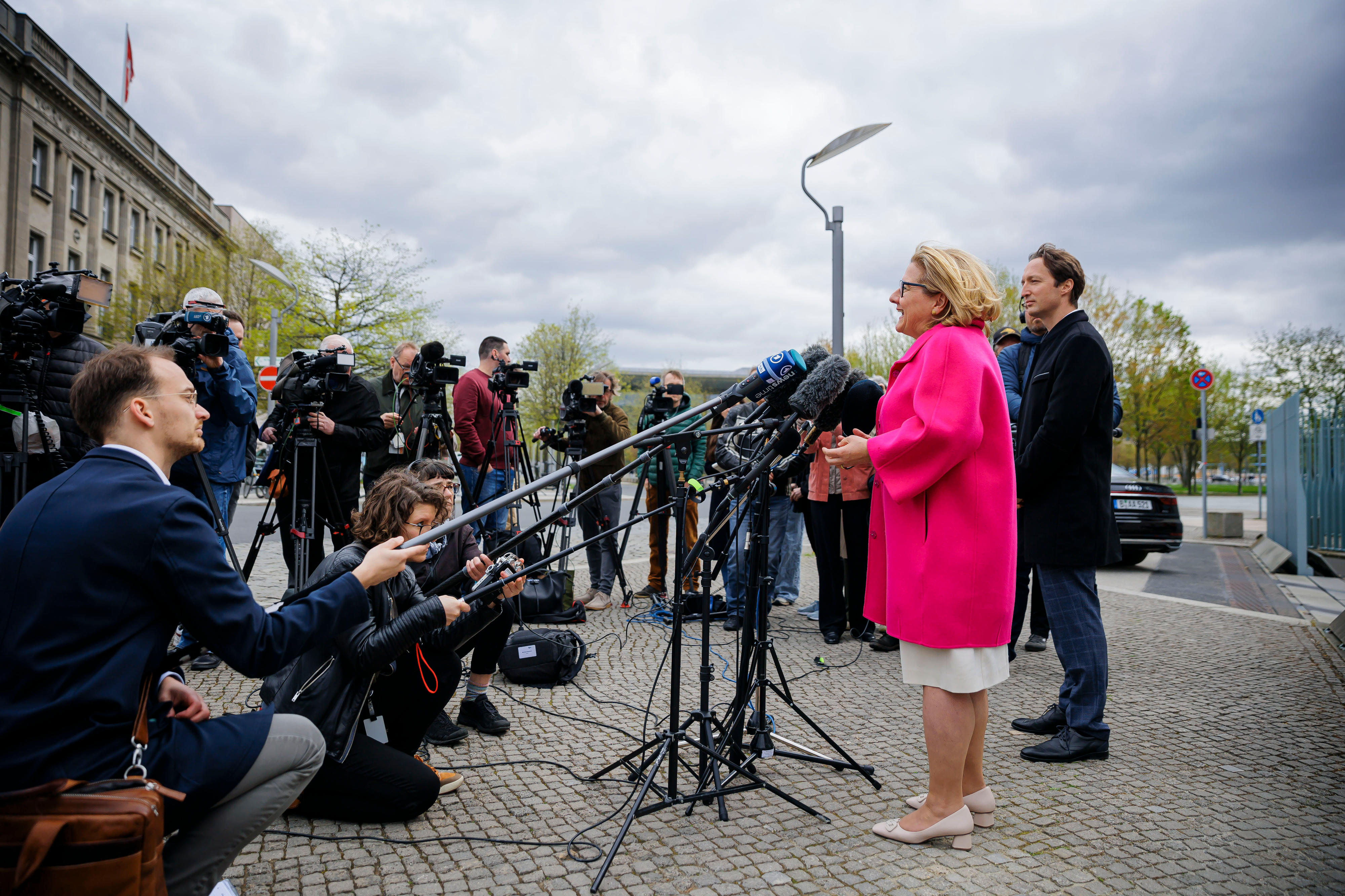 Pressestatement von Bundesentwicklungsministerin Svenja Schulze nach der Sitzung des Bundeskabinetts, in der ein Eckpunktepapier zur Mobilisierung des Privatsektors für den Wiederaufbau der Ukraine beschlossen wurde