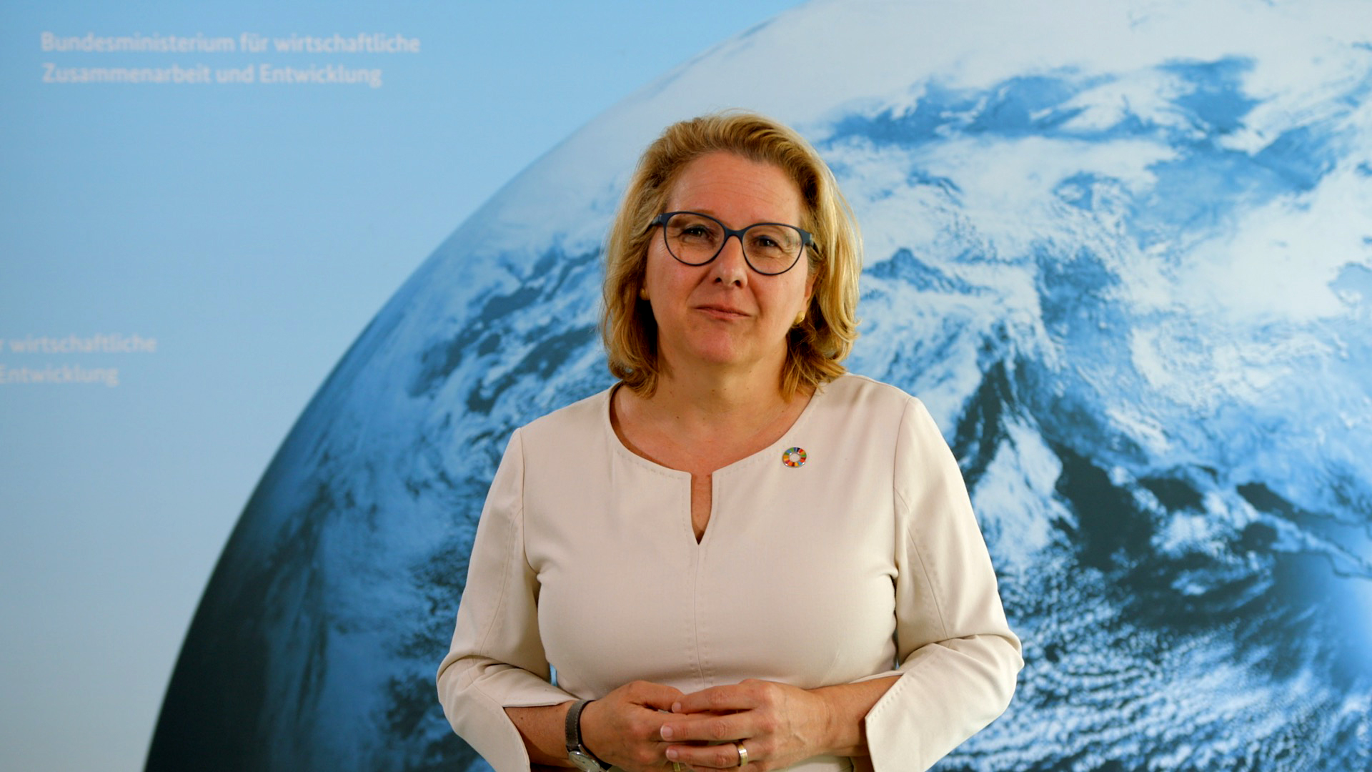 Standbild aus einem Video mit Entwicklungsministerin Schulze