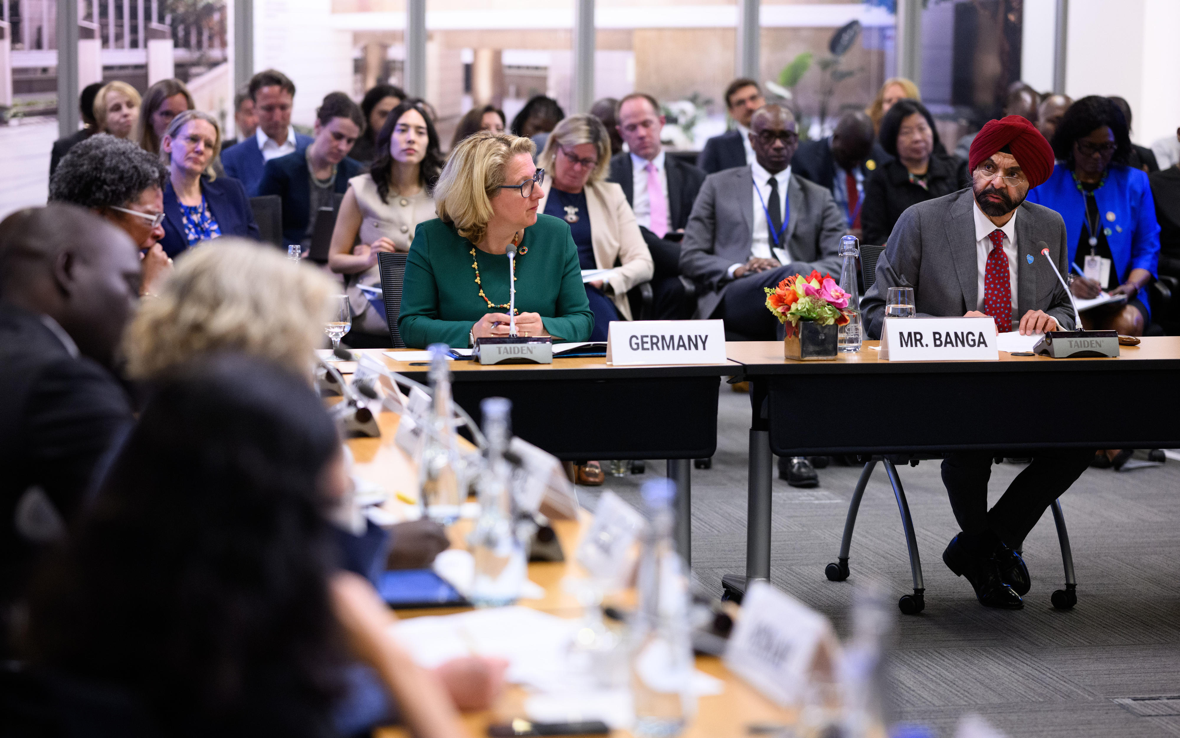 Bundesministerin Svenja Schulze und Ajay Banga, Präsident der Weltbank, bei der Veranstaltung „Securing a liveable planet: Country Policies, Platforms and Partnerships to unleash bigger and better Climate Finance“ im Hauptquartier der Weltbank teil. 