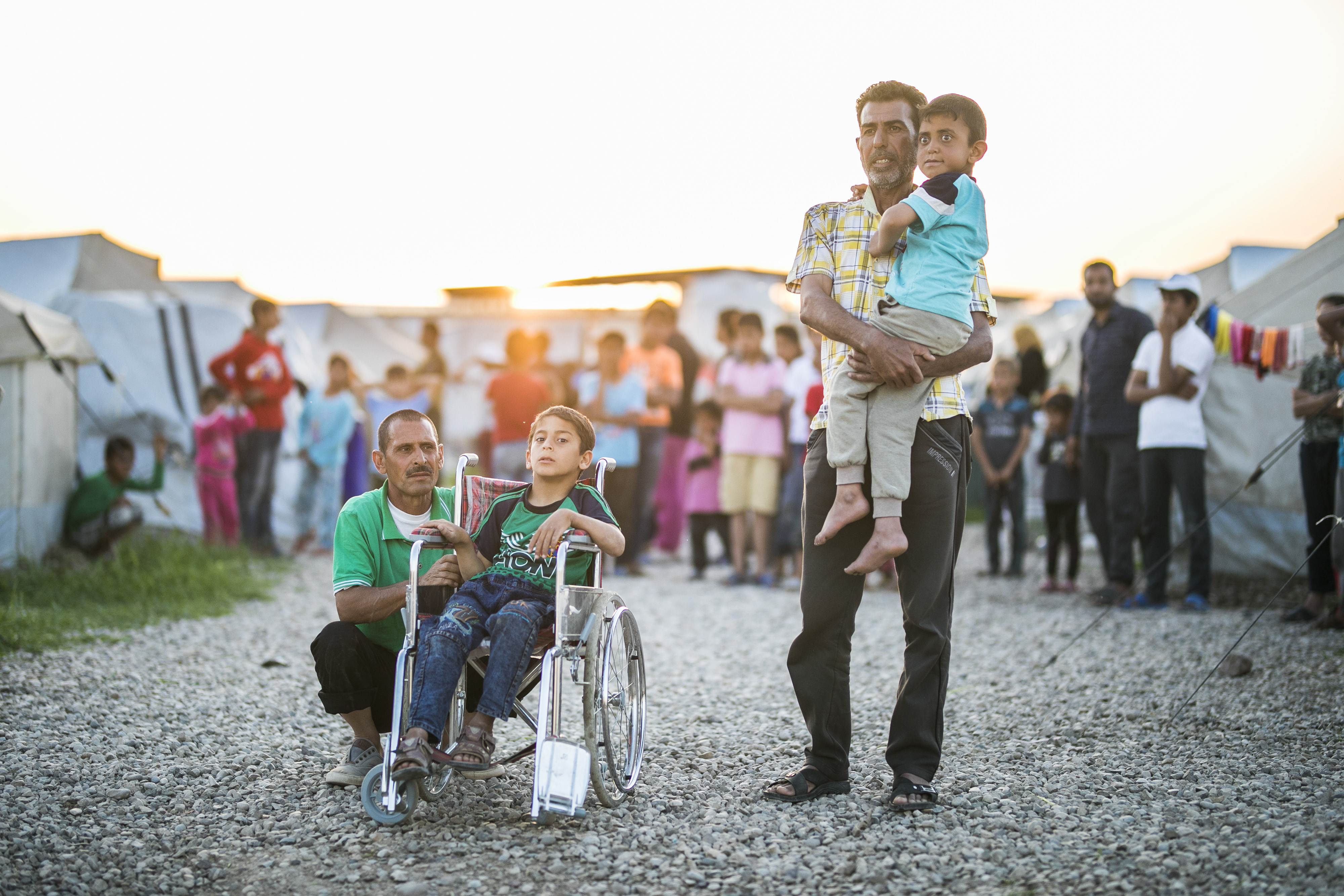 Zwei Kinder mit Behinderung in einem Flüchtlingslager im Irak