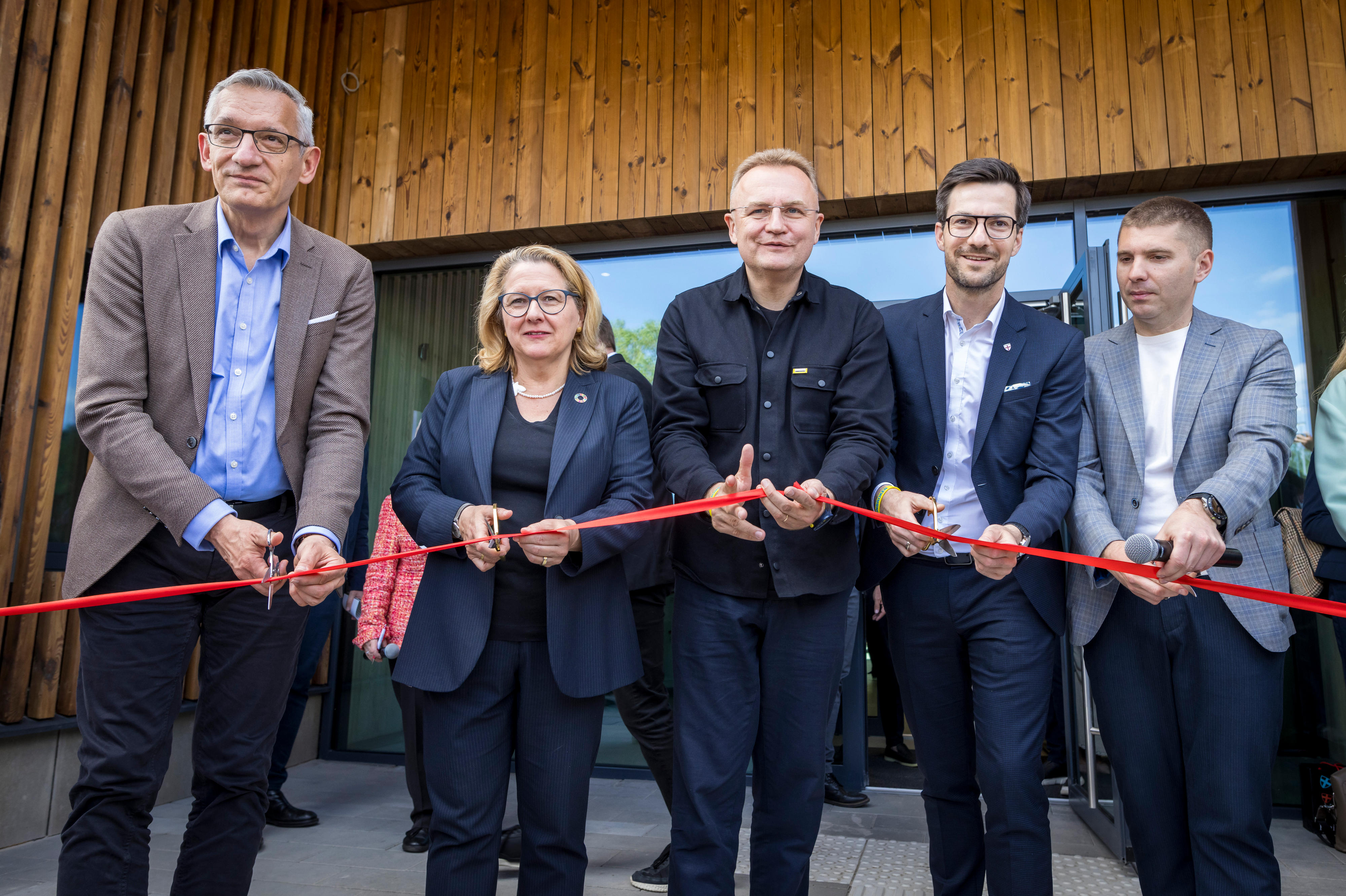 Entwicklungsministerin Svenja Schulze bei der offiziellen Eröffnung des Unbroken-Zentrum für Orthopädietechnik in Lwiw, Ukraine