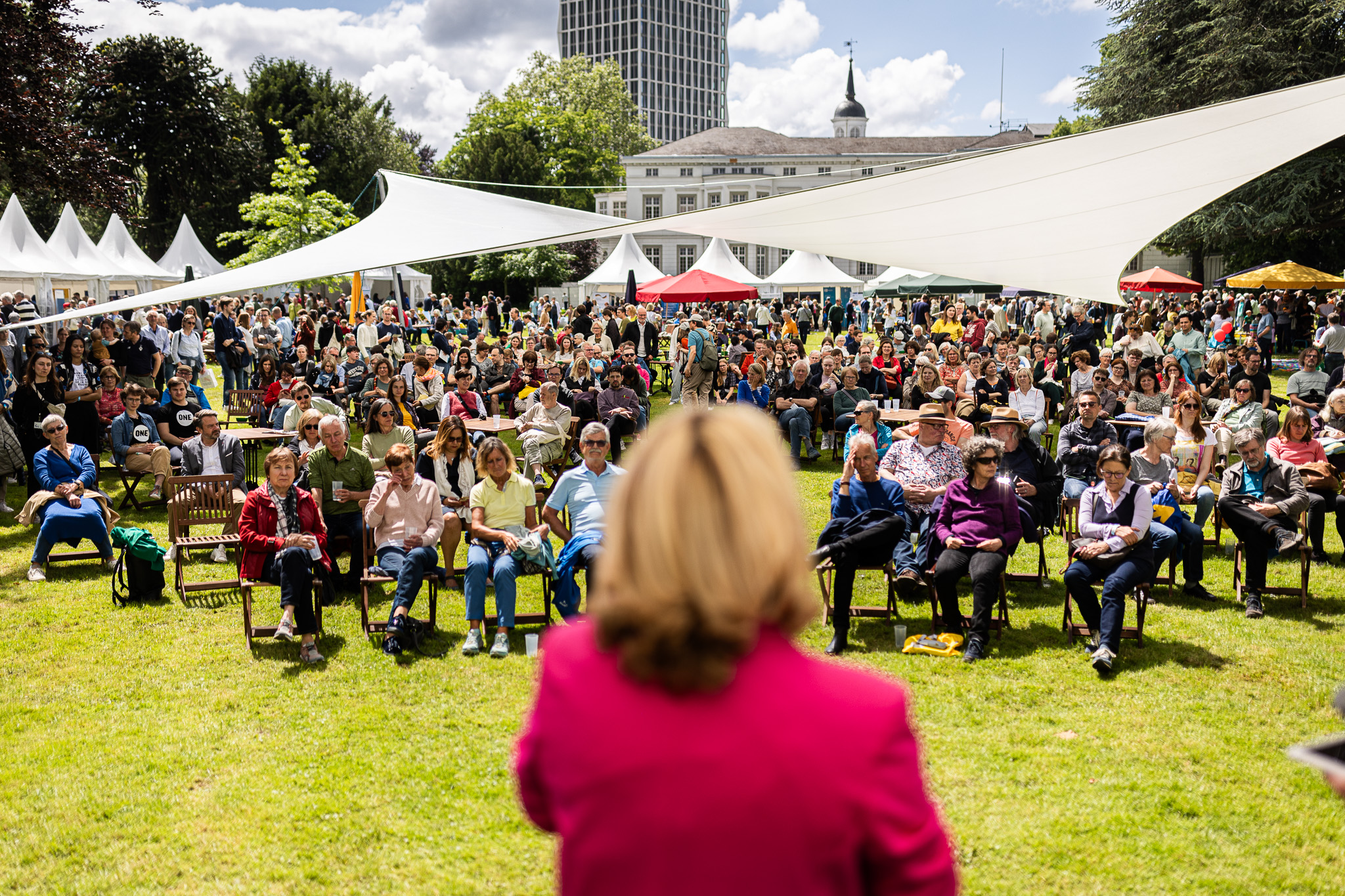 Bundesentwicklungsministerin Svenja Schulze spricht vor Besucherinnen und Besuchern beim Fest der Demokratie und Tag der offenen Tür am 25. Mai 2024 im Entwicklungsministerium in Bonn