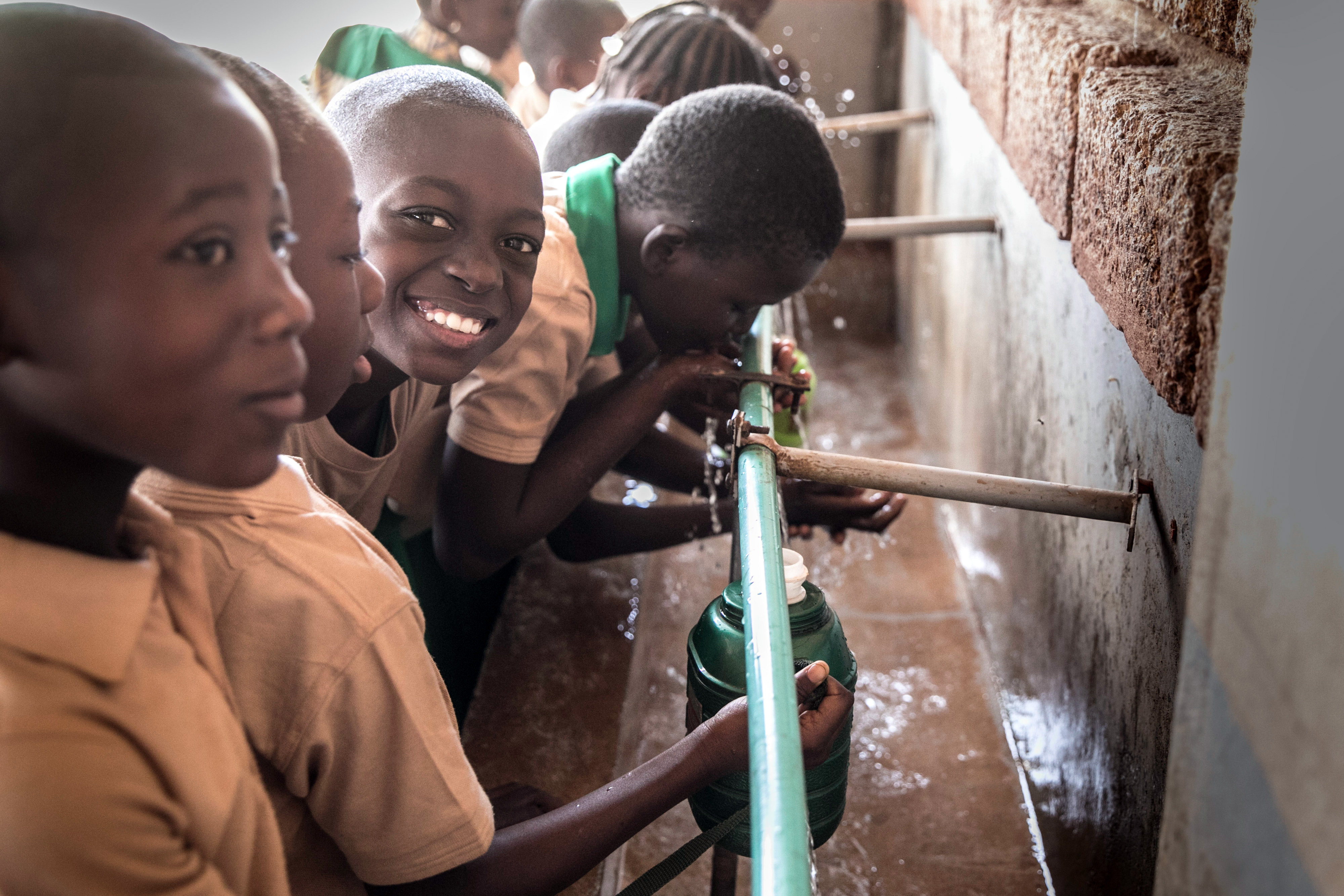 Trinkwasserspender in einer Schule in Burkina Faso