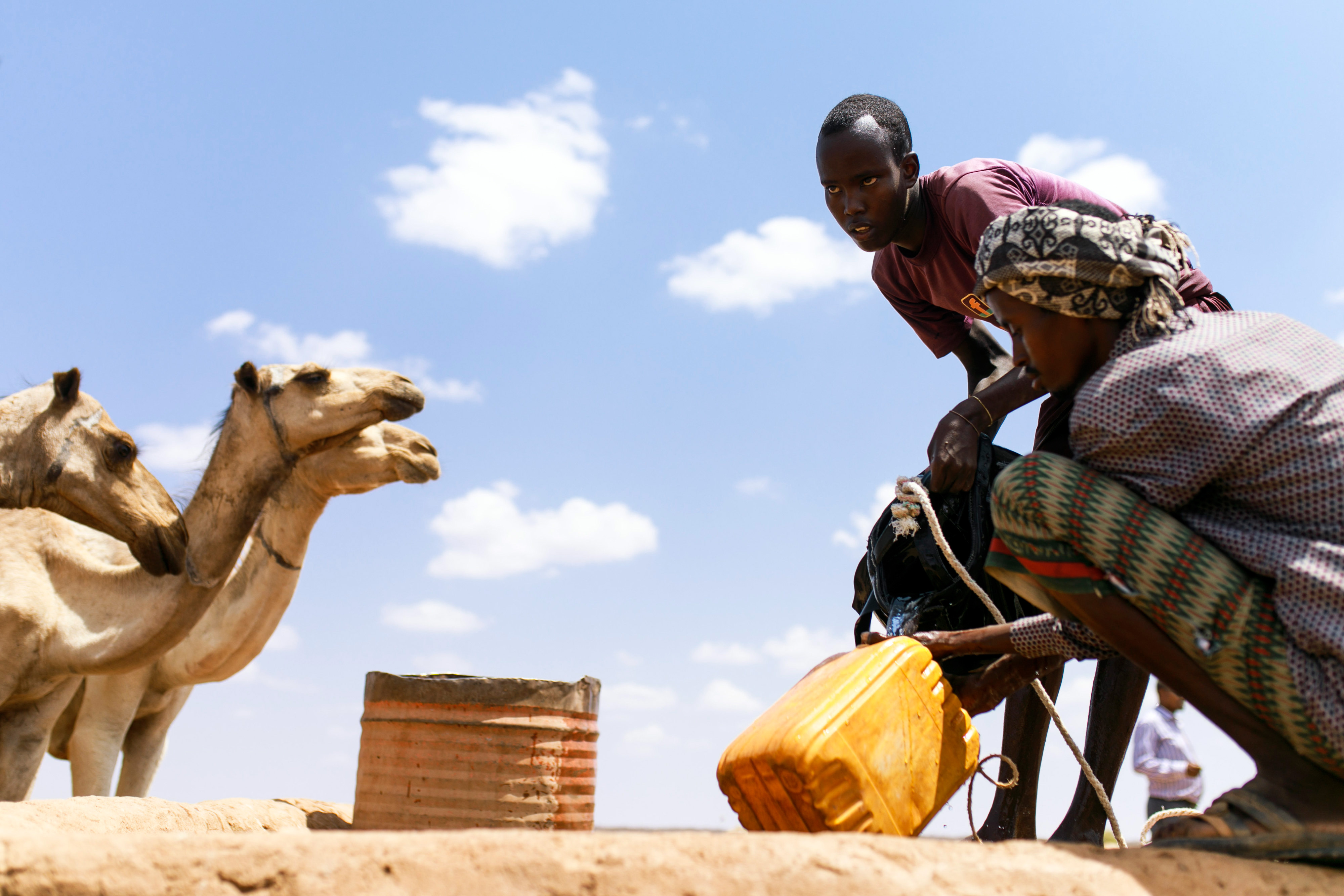 Zwei Männer schöpfen Wasser an einem Brunnen in Äthiopien.