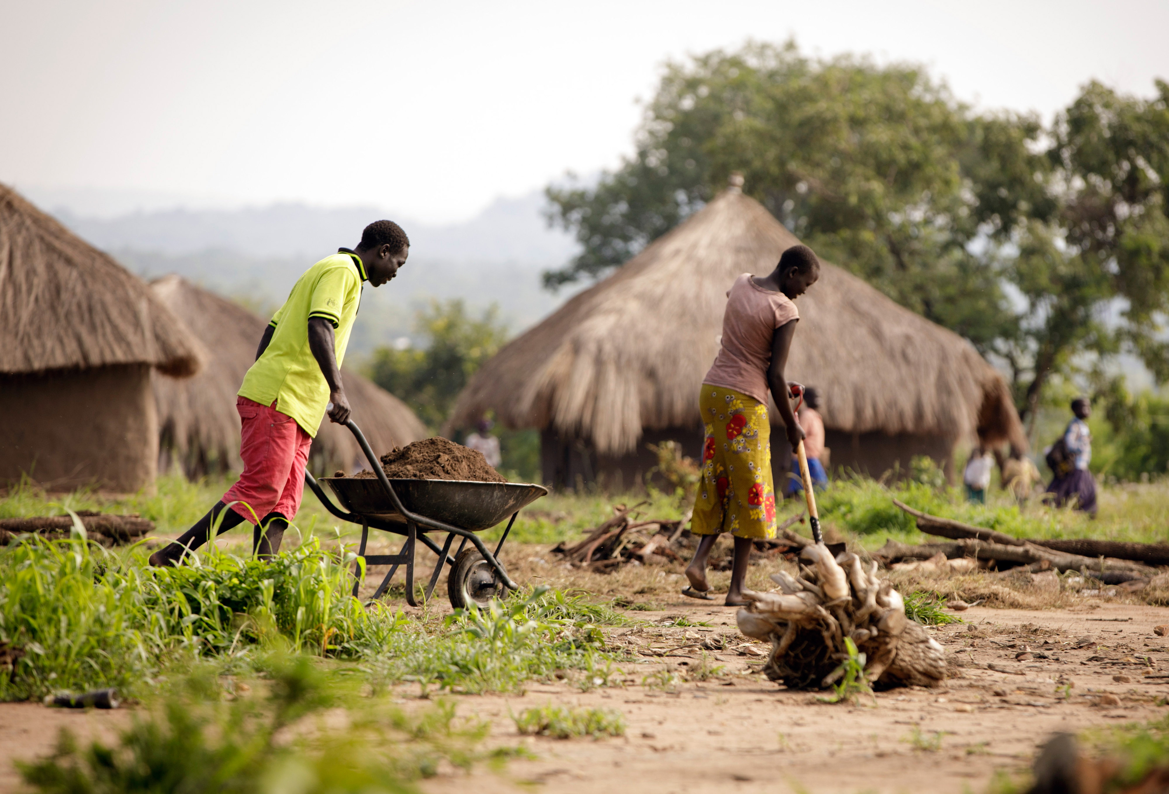 Zwei Geflüchtete bewirtschaften einen Acker im Rhino Refugee Camp im Norden Ugandas, wo rund 90.000 Menschen leben, die aus dem Südsudan geflohen sind.