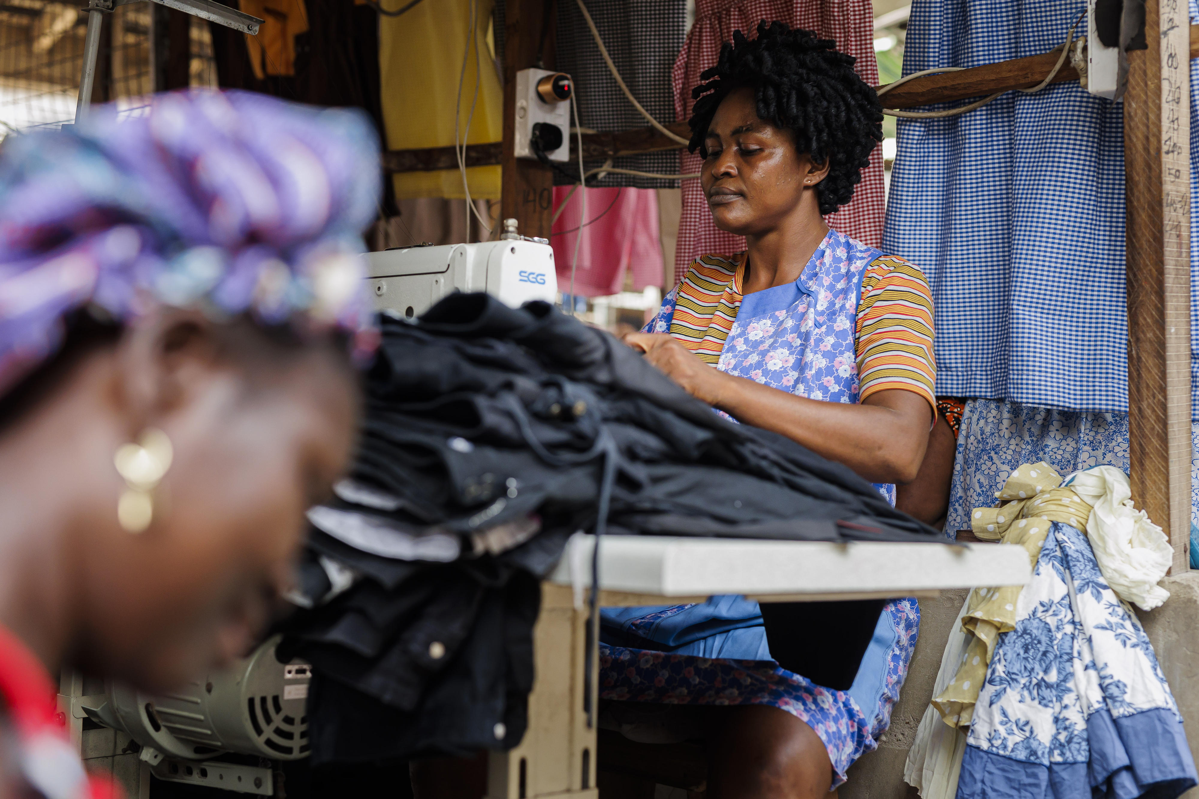 Näherin auf dem Kantamanto-Second-Hand-Markt in der ghanaischen Hauptstadt Accra