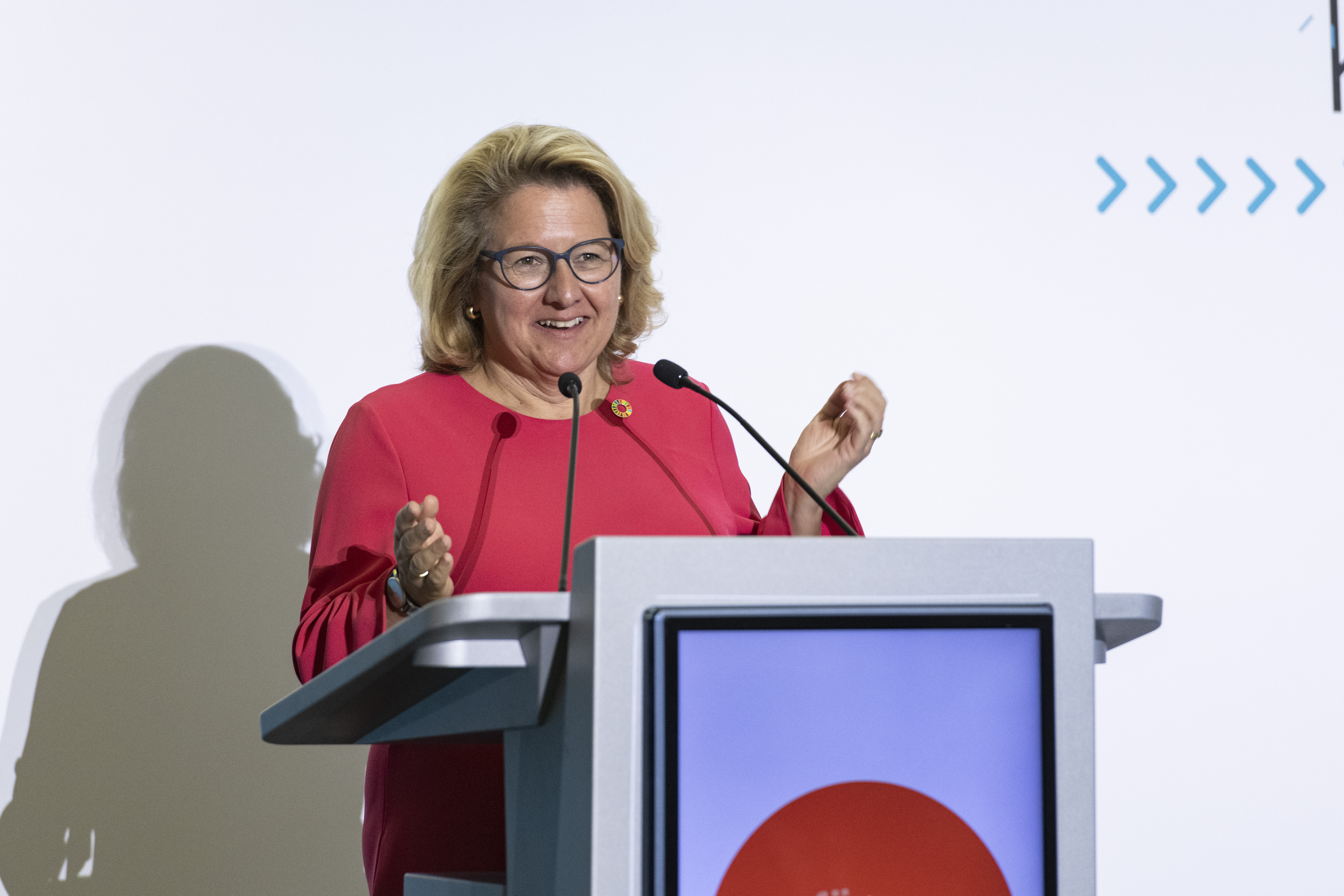 Die damalige Bundesentwicklungsministerin Svenja Schulze lobte in ihrer Ansprache das herausragende Engagement der Schüler und Schülerinnen, Lehrkräfte und Schulen und hob die Bedeutung entwicklungspolitischen Engagements in der heutigen Zeit besonders hervor. 