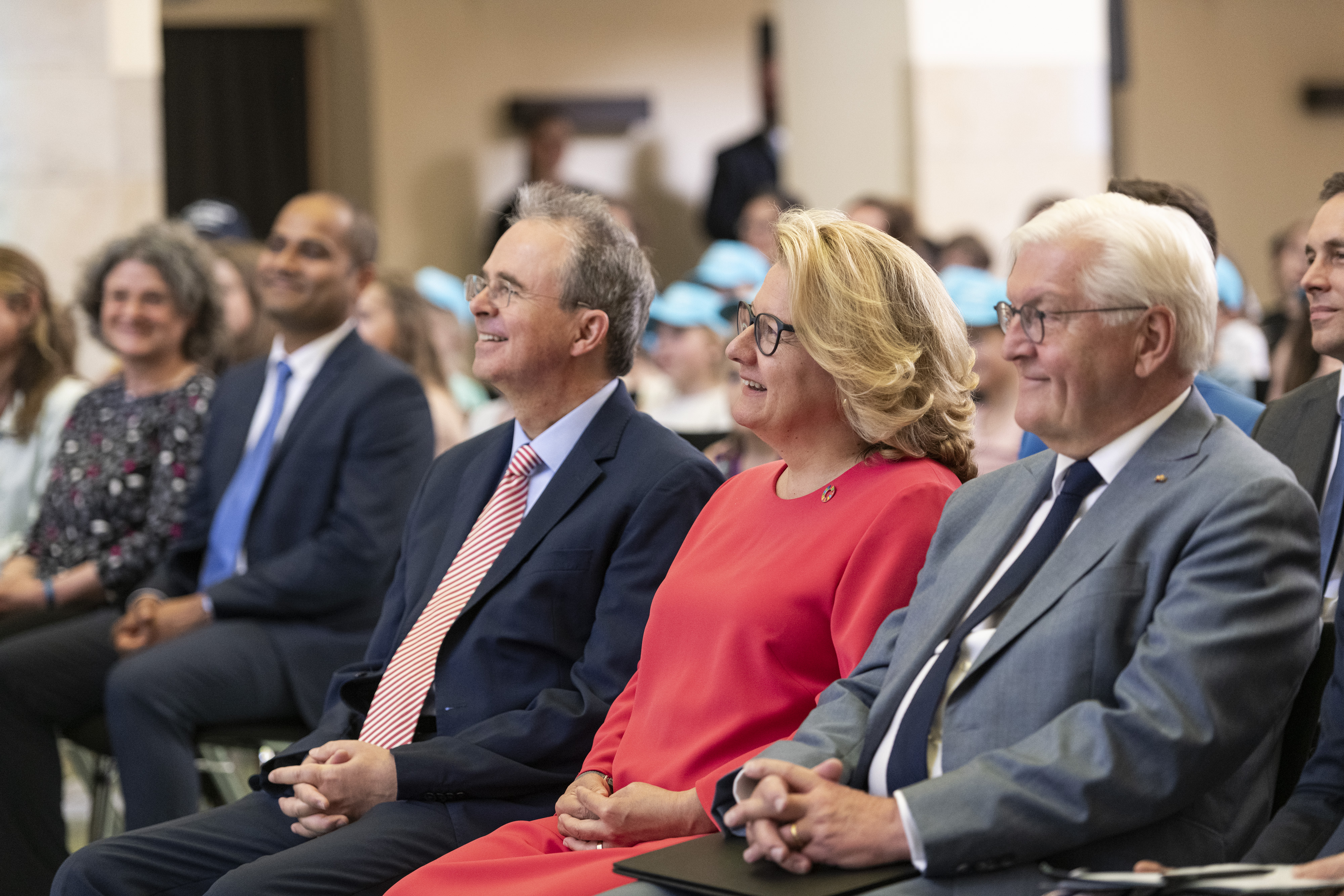 Bundespräsident und Schirmherr Frank-Walter Steinmeier (rechts), die damalige Entwicklungsministerin Svenja Schulze (Mitte) und Dr. Jens Kreuter, Geschäftsführer von Engagement Global (links), waren von den Beiträgen der Schülerinnen, Schüler und Lehrkräfte beeindruckt. 