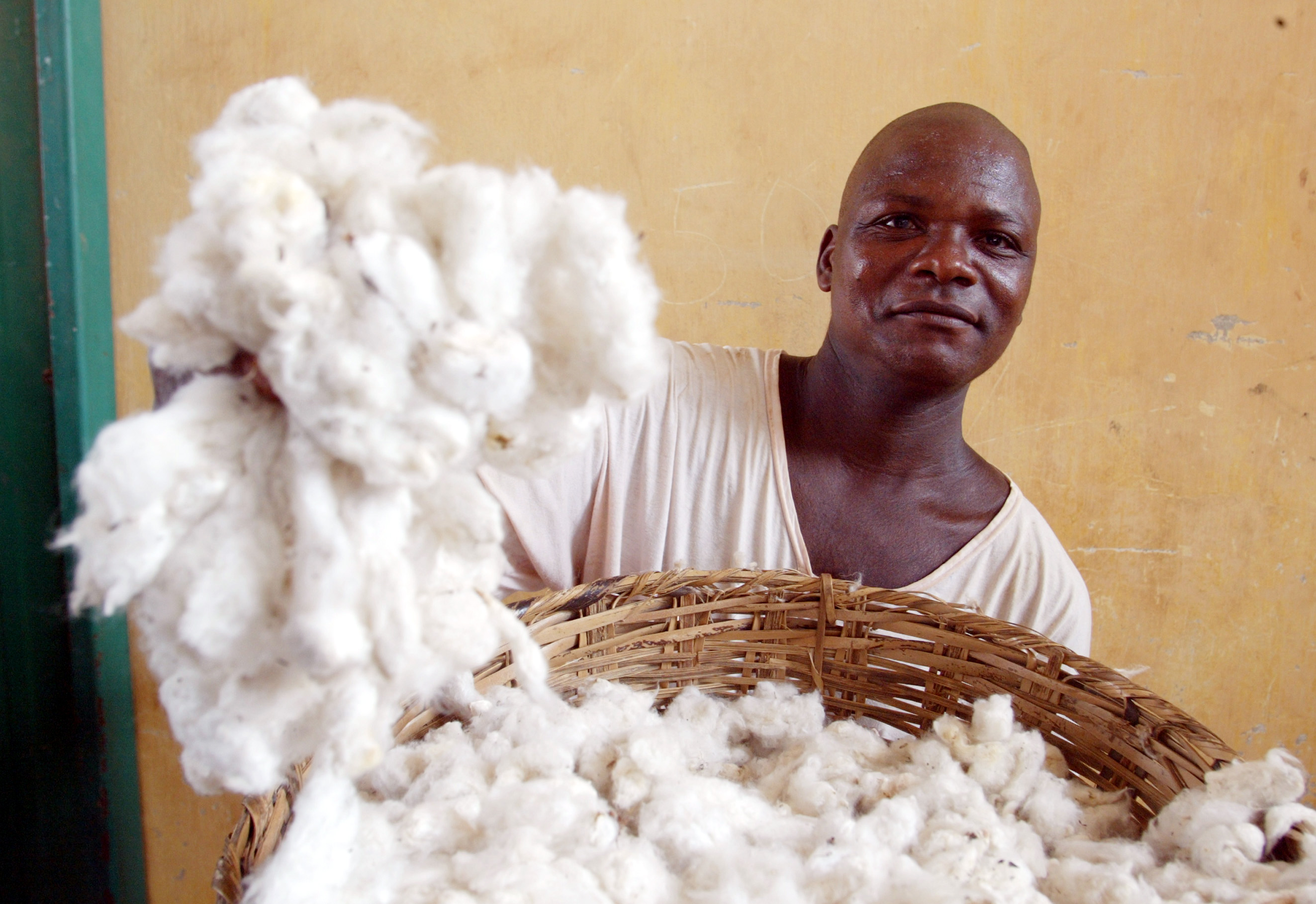 Ein Mitarbeiter einer Baumwoll-Entkörnungsfabrik in Benin