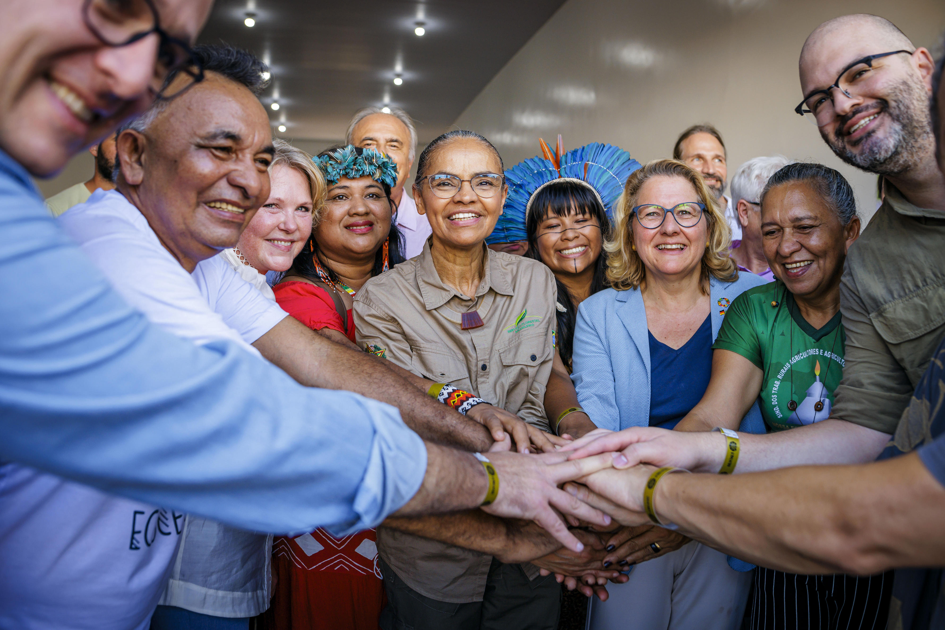Die Ministerin für Internationale Entwicklung von Norwegen, Anne Tvinnereim, die brasilianische Ministerin für Umweltschutz und Klima, Marina Silva und Bundesentwicklungsministerin Svenja Schulze beim Besuch der Kooperative COOMFLONA im brasilianischen Nationalwald Tapajós