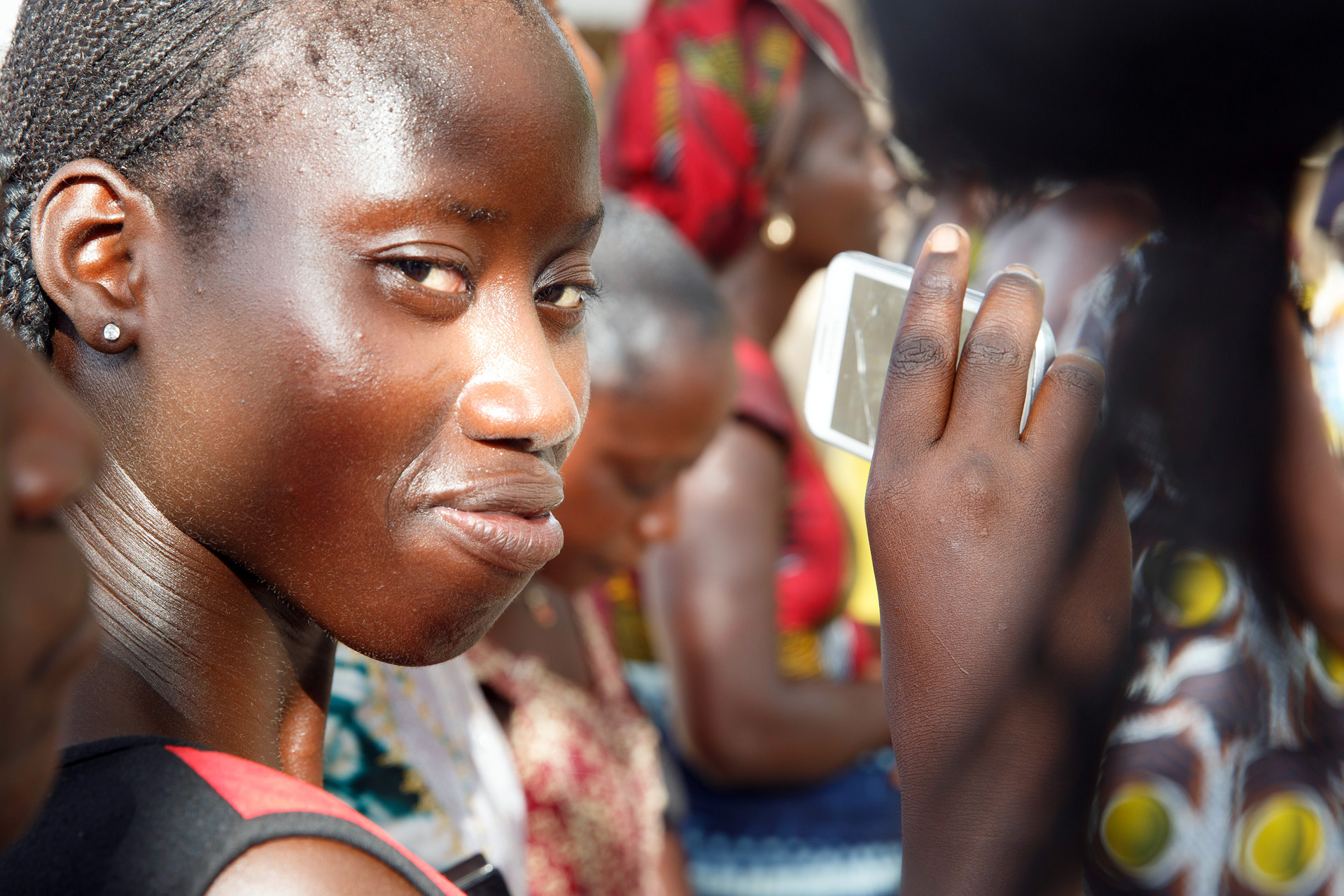 Eine junge Frau im Senegal mit einem Mobiltelefon